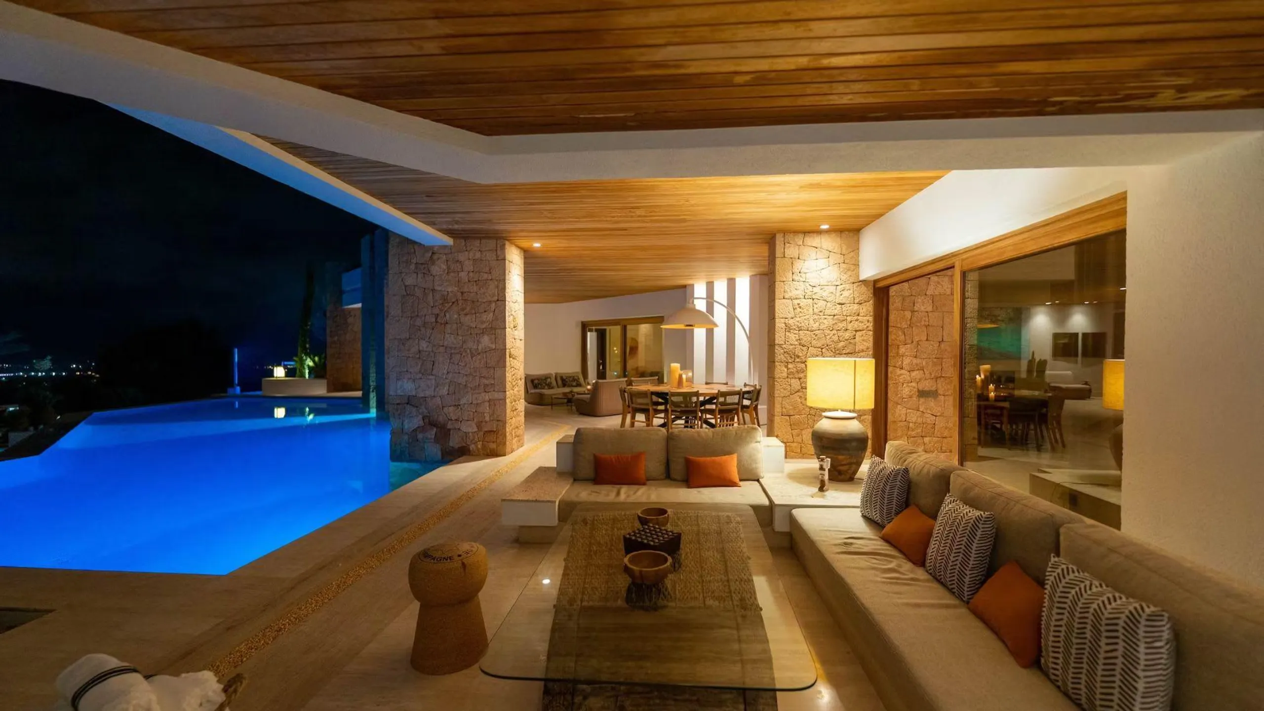 Secluded Luxury Villa with Infinity Pool — photograph 9