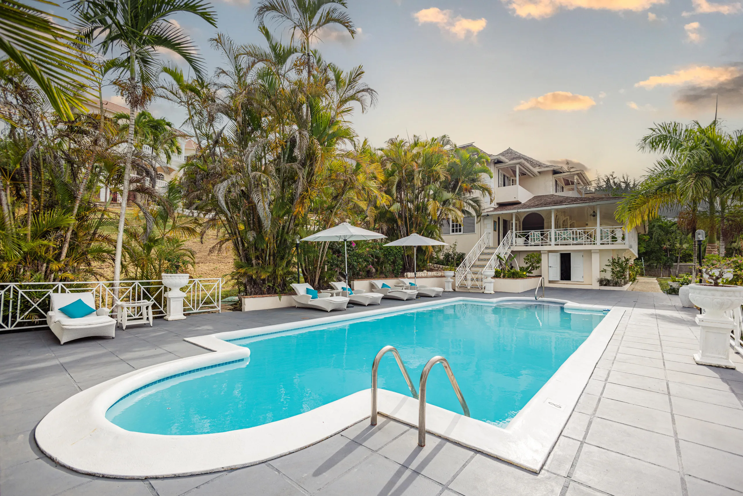 Glorious Villa with Private Pool and Overlooking View of Ocho Rios and the Sea, Ocho Rios