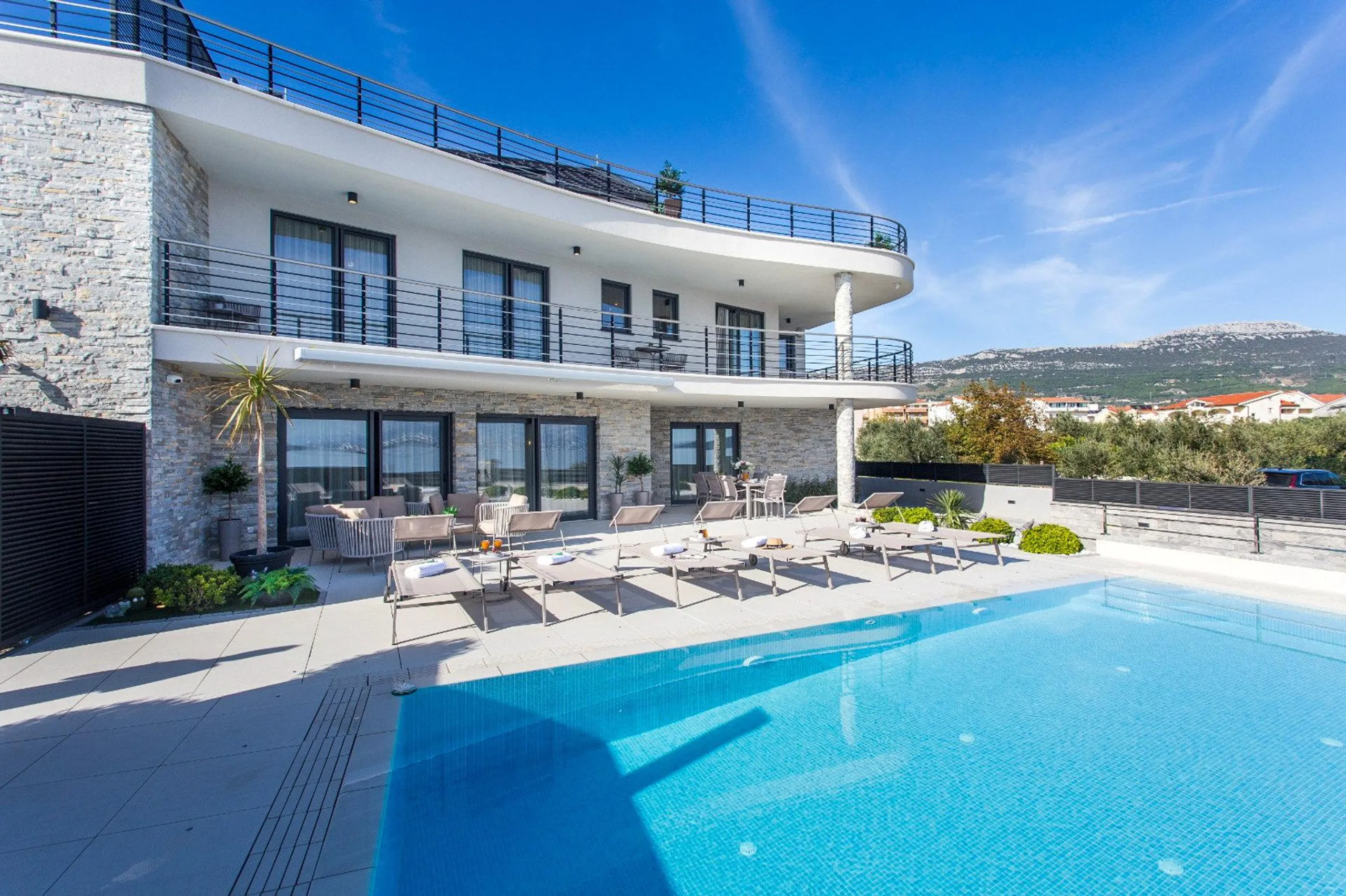 Grandiose Villa with Private Pool and Breathtaking Sea Views, Kastel Stafilic