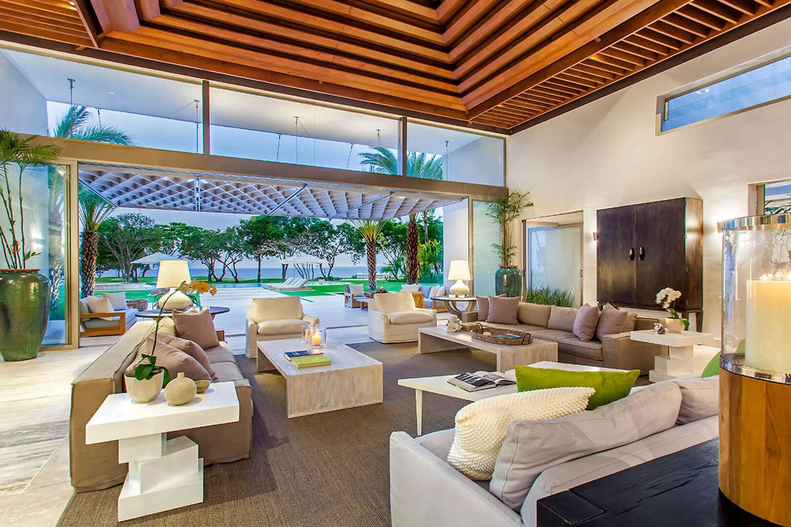 Elegant Contemporary Beach Estate with Private Pool — photograph 10