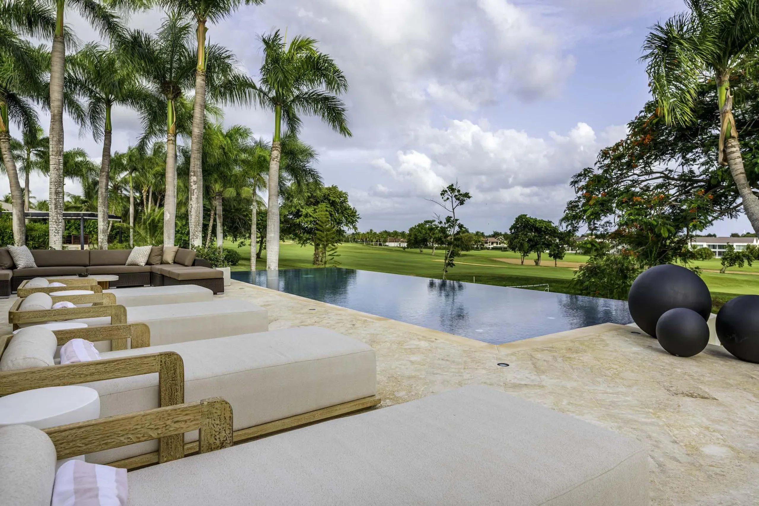 Enchanting Modern Villa with Private Pool, Terrace and 270-Degree Golf Course Views, La Romana