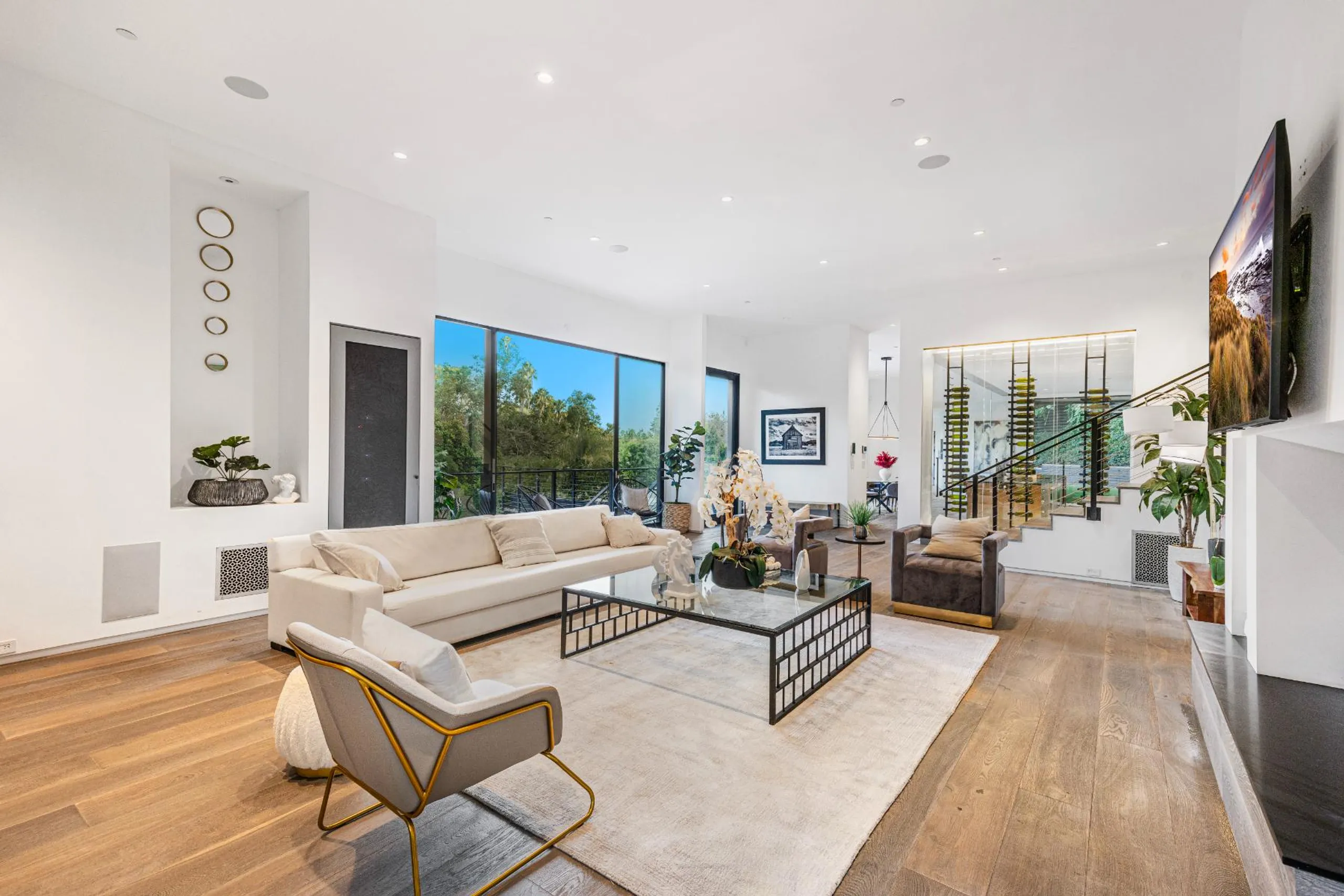Gorgeous Beverly Hillside Retreat with Infinity Pool and Views — photograph 8
