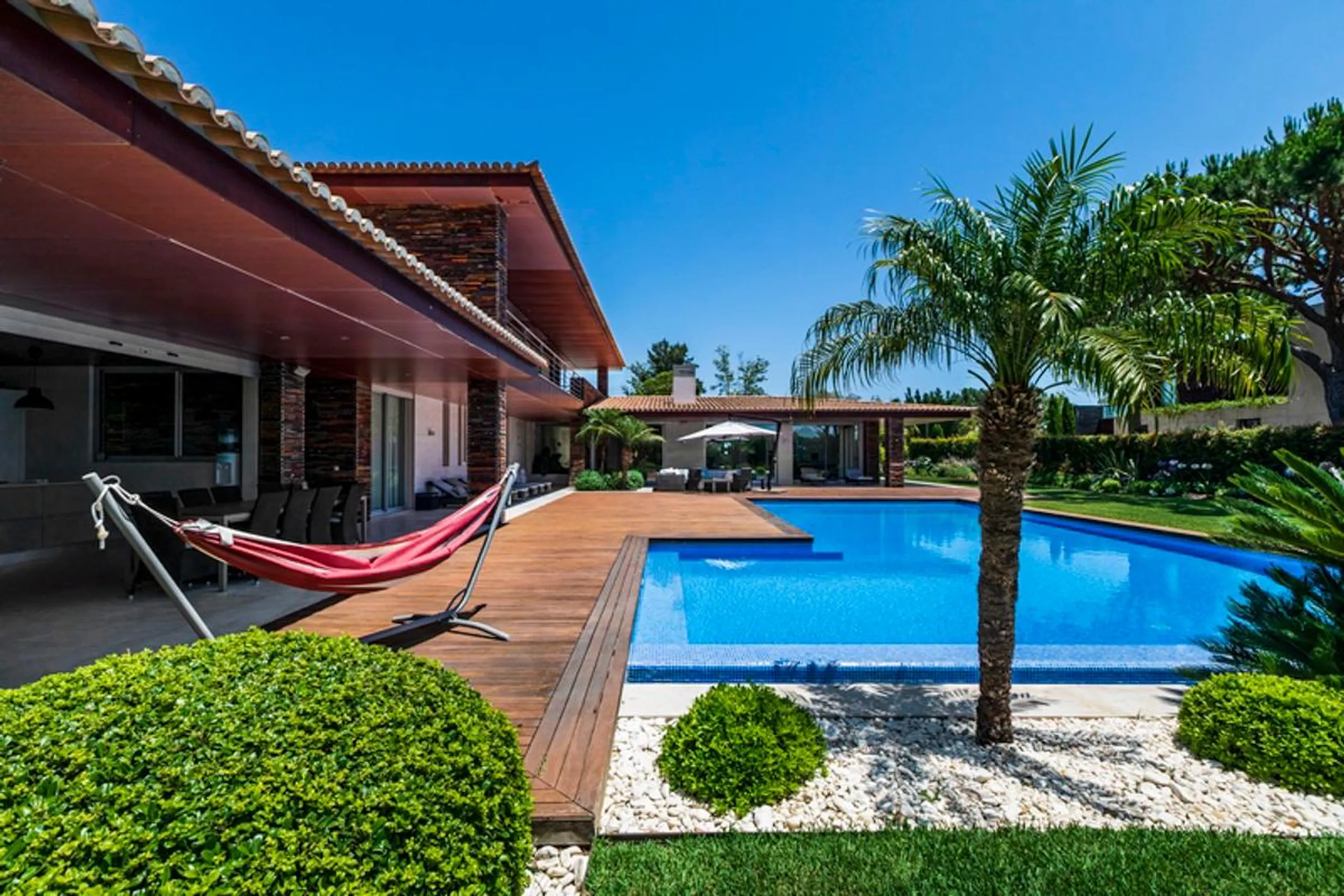 Lavish 5-Bedroom Villa with Private Pool, Golf Course Views and Modern Amenities — photograph 5