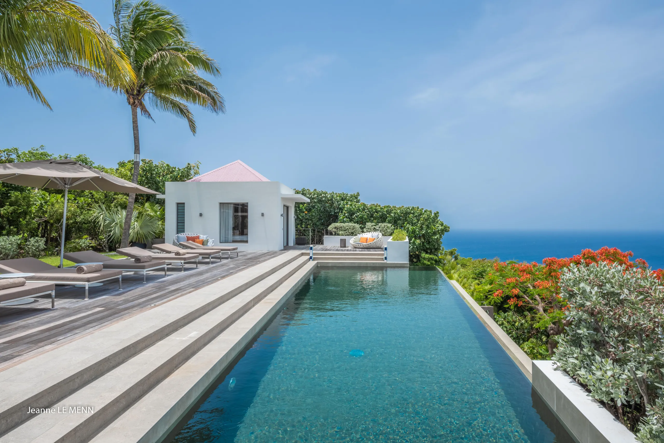 Ornate Tropical Estate with Infinity Pool and Luxury Gazebo — photograph 2