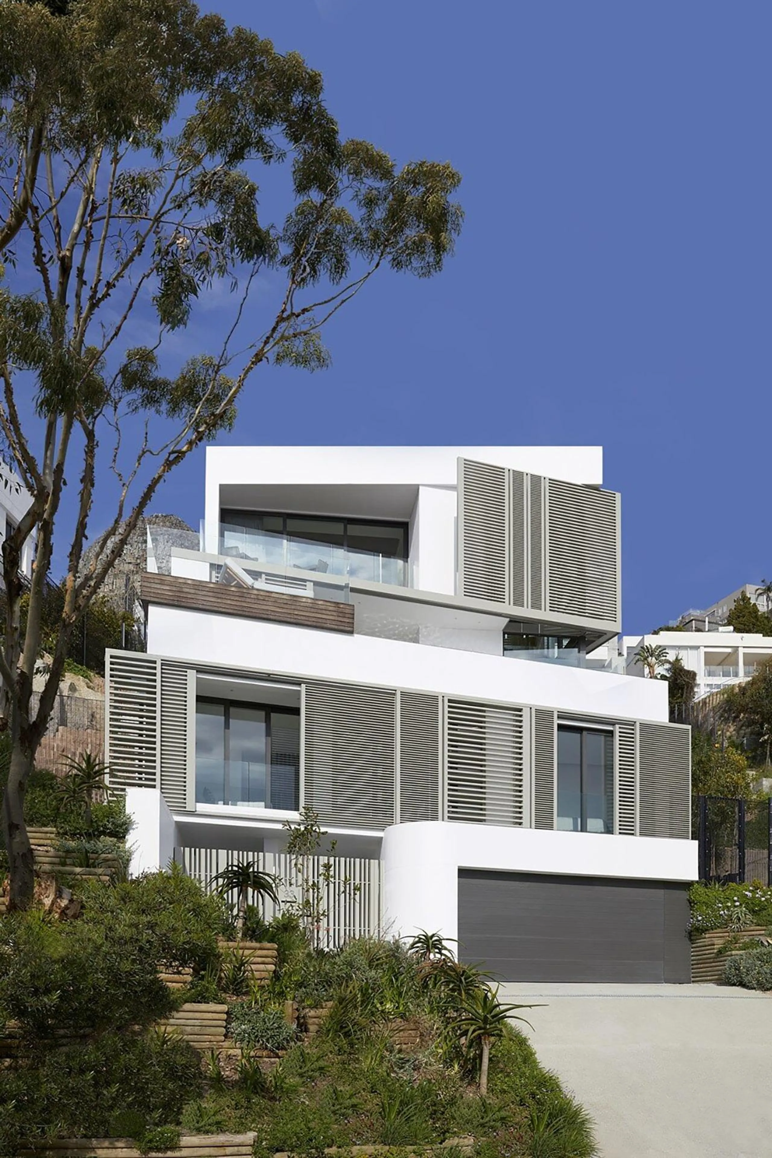 Ultimate Comfort Unveiled Ocean View and Panoramic Mountain Vistas — photograph 4
