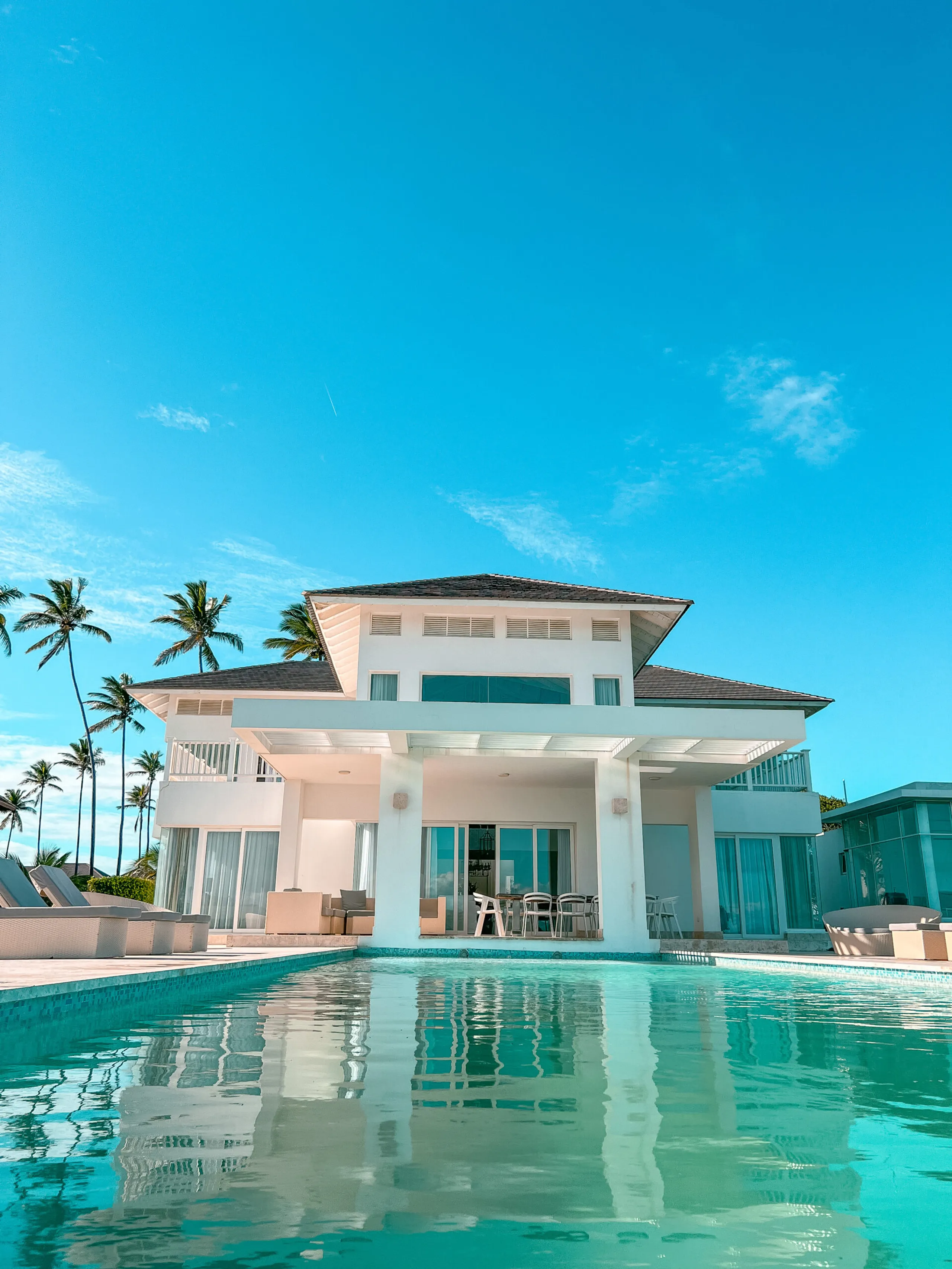 Luminous Beachfront Getaway with Infinity Pool, Jacuzzi and Spectacular Sunset Views, Puerto Plata