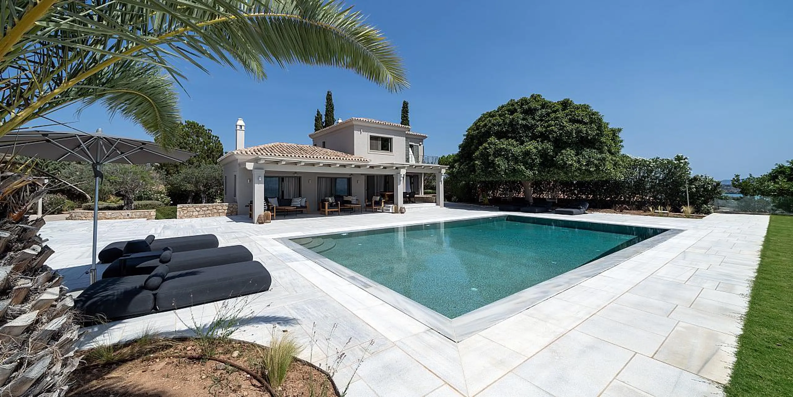 Serene Contemporary Villa with Private Pool and Clear Water Views, Ververonda