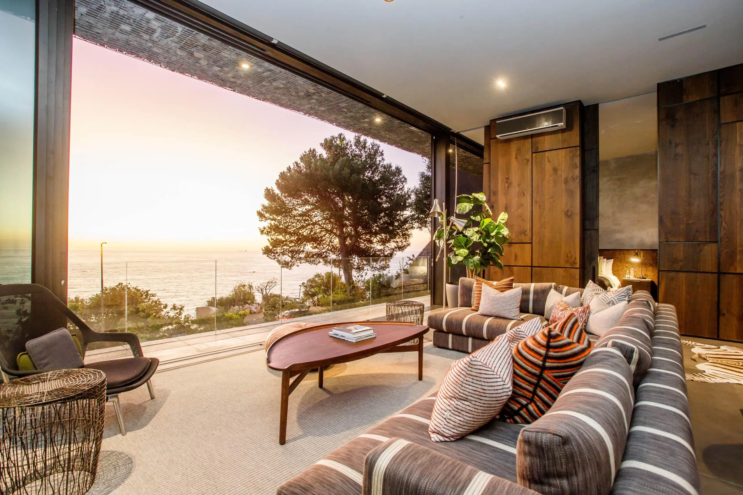 Elevated Luxury Villa in Clifton with Infinity Pool and Ocean Views — photograph 2