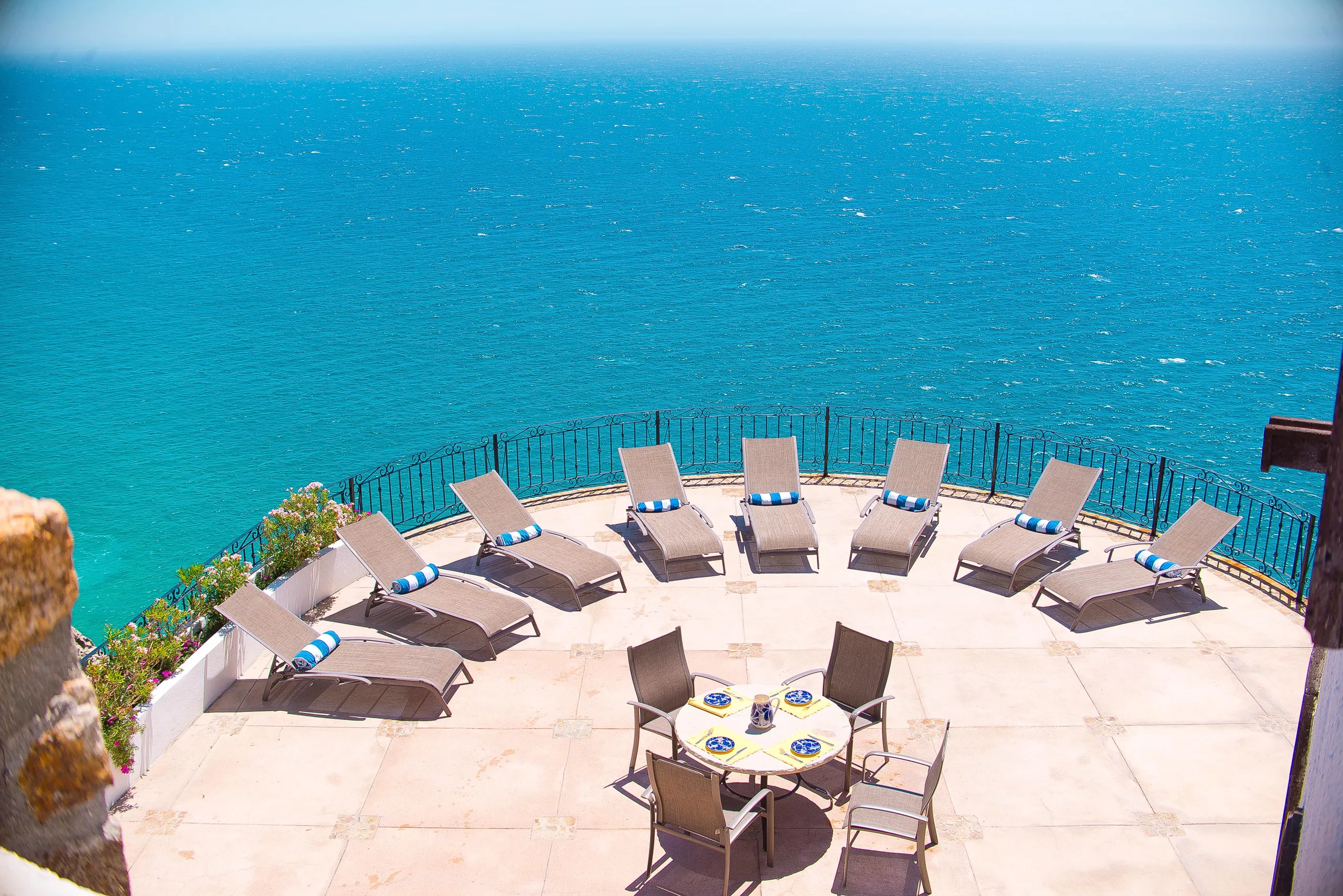 Grandiose Pedregal Villa with Pool and Majestic Views — photograph 2