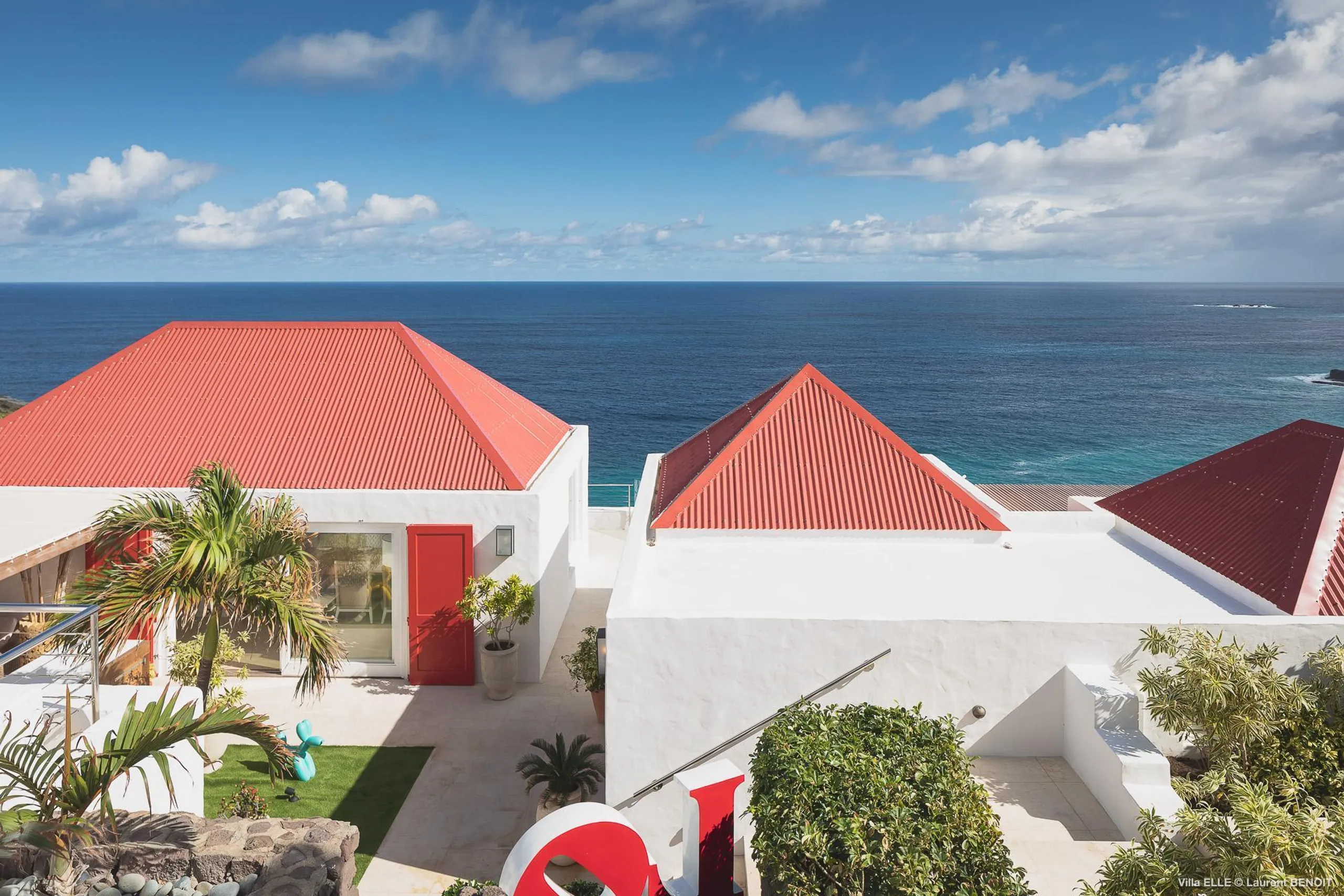 Oceanfront Paradise Estate with Private Pool and Jacuzzi — photograph 4