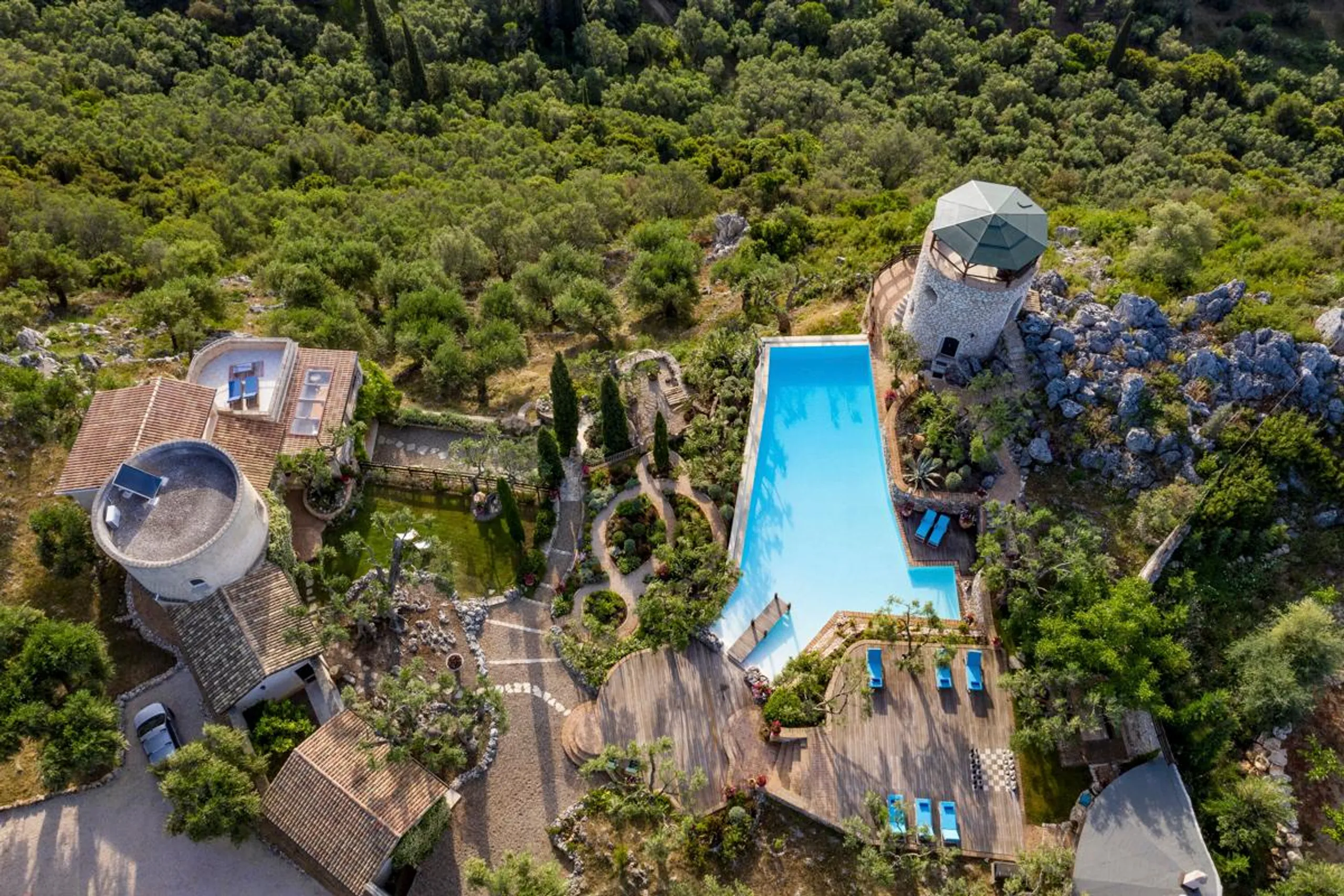 Enchanting Contemporary Villa with Infinity Pool and Dazzling Coastline Views — photograph 5
