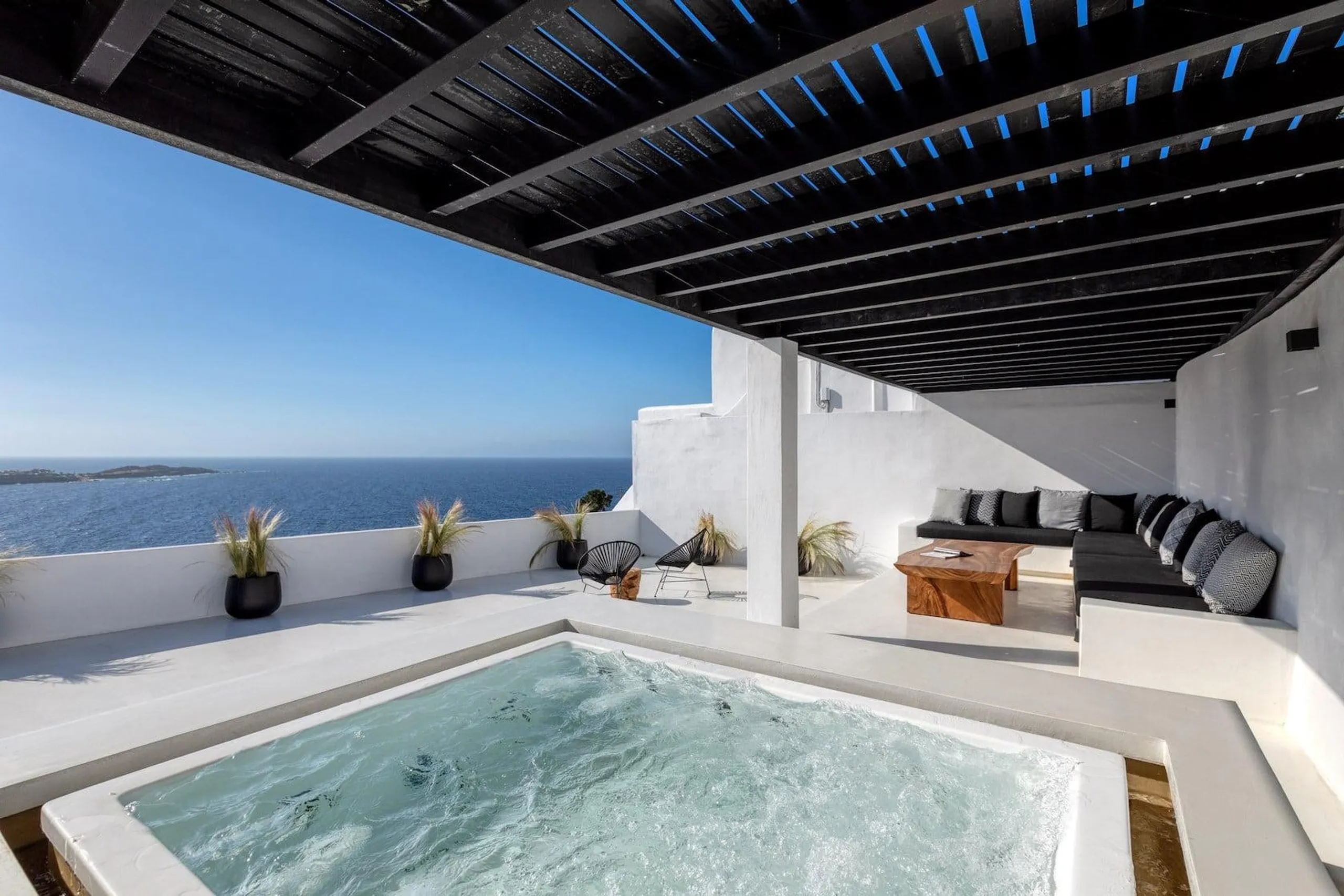 Abundant Mykonos Estate with Crystalline Pool and Jacuzzi — photograph 6