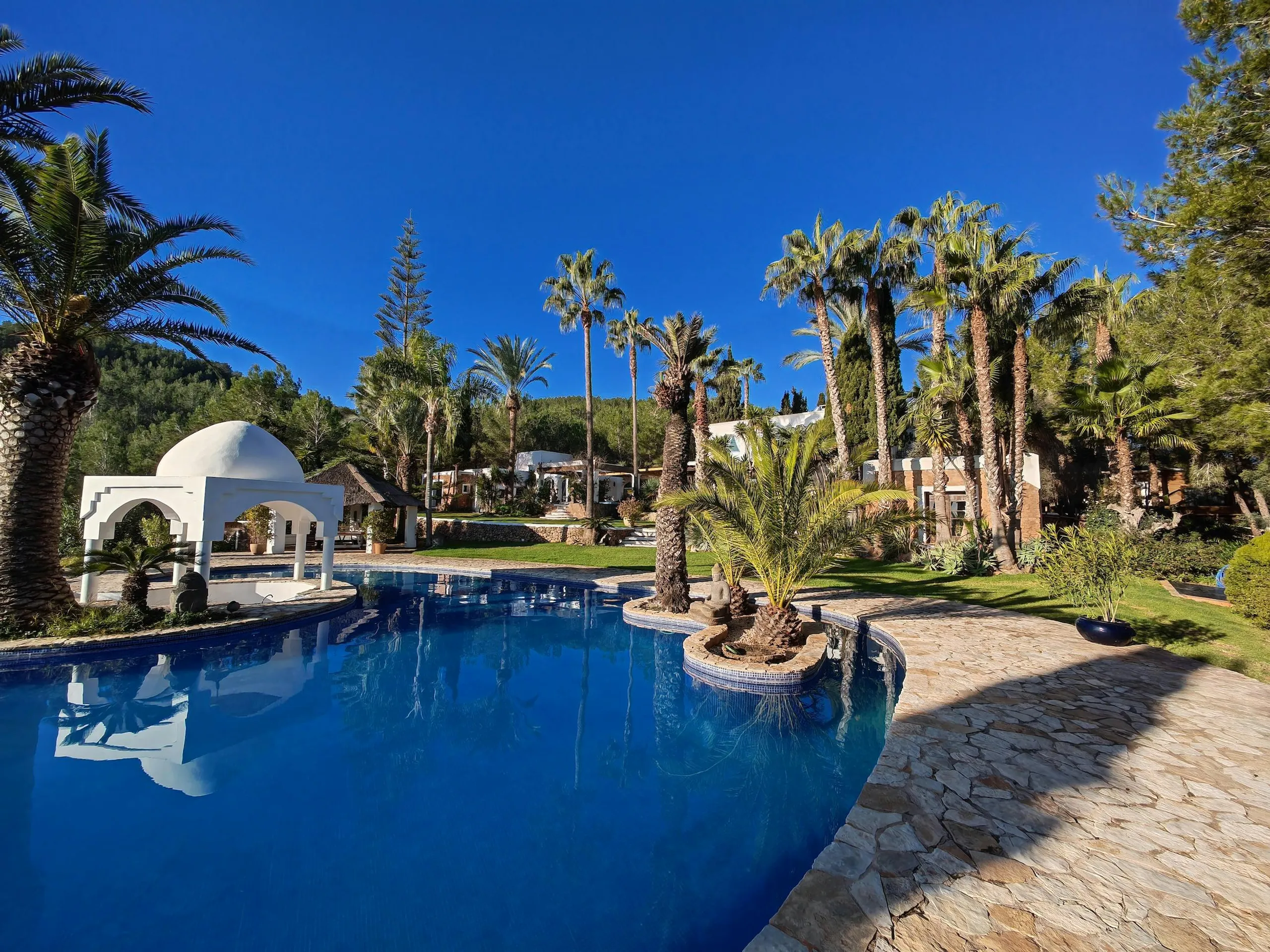 Regal Ibiza Resort-Style Estate with Private Pool and Luscious Garden Grounds — photograph 10