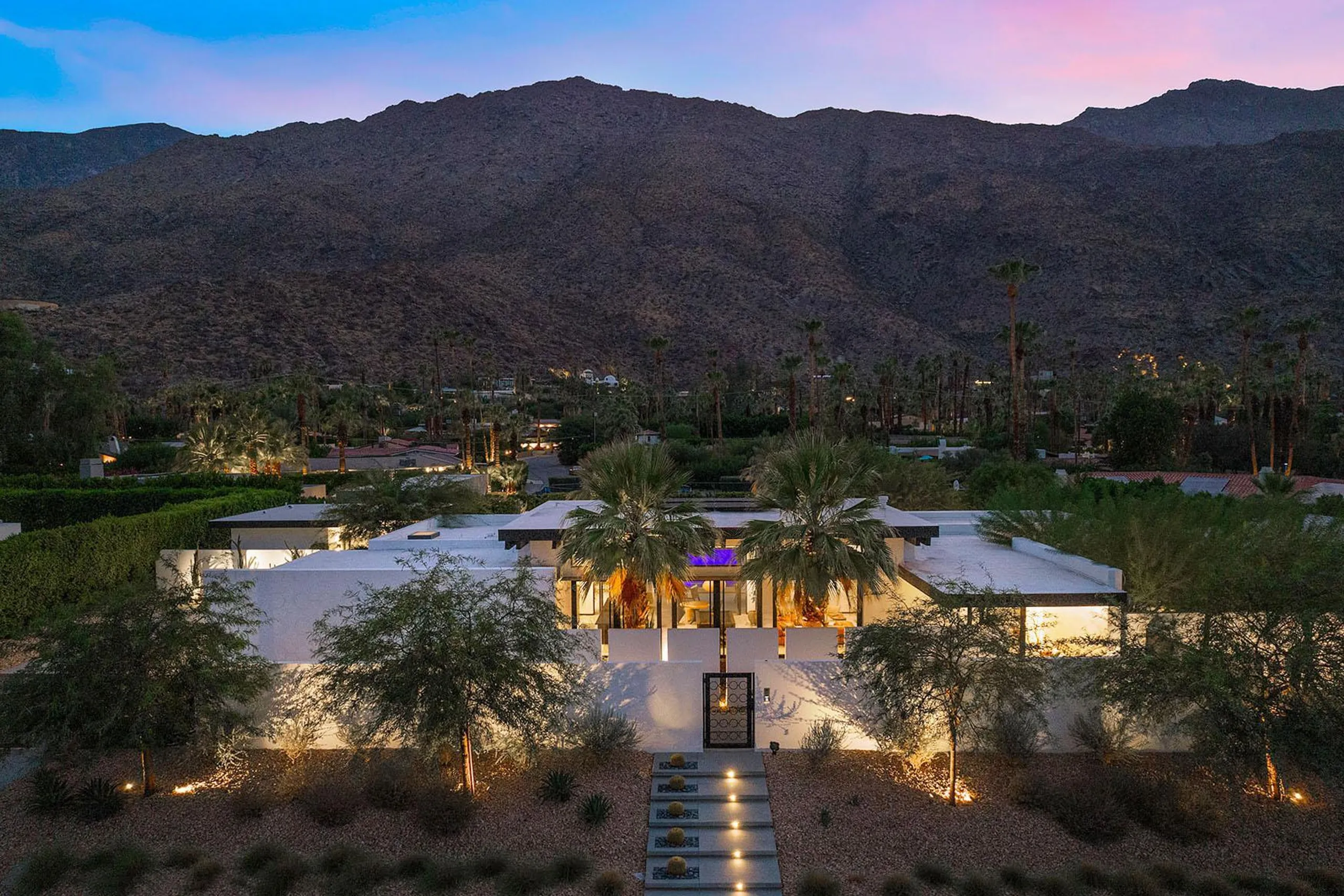 Marvelous Modern Estate with Private Pool, Jacuzzi, and Entertainment Room — photograph 5