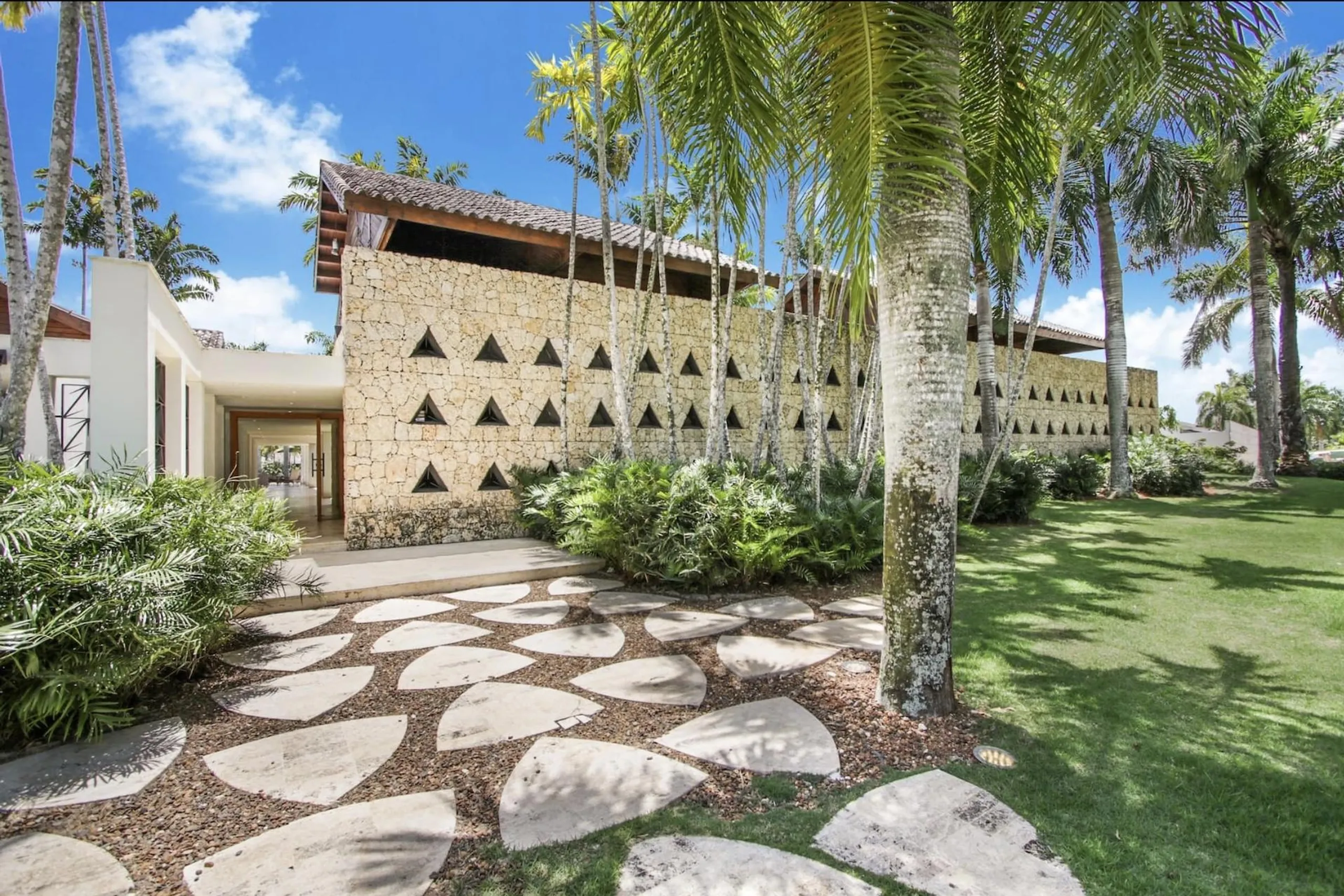 Radiant Spacious Retreat with Infinity Pool, Jacuzzi and Caribbean Sea Views — photograph 5