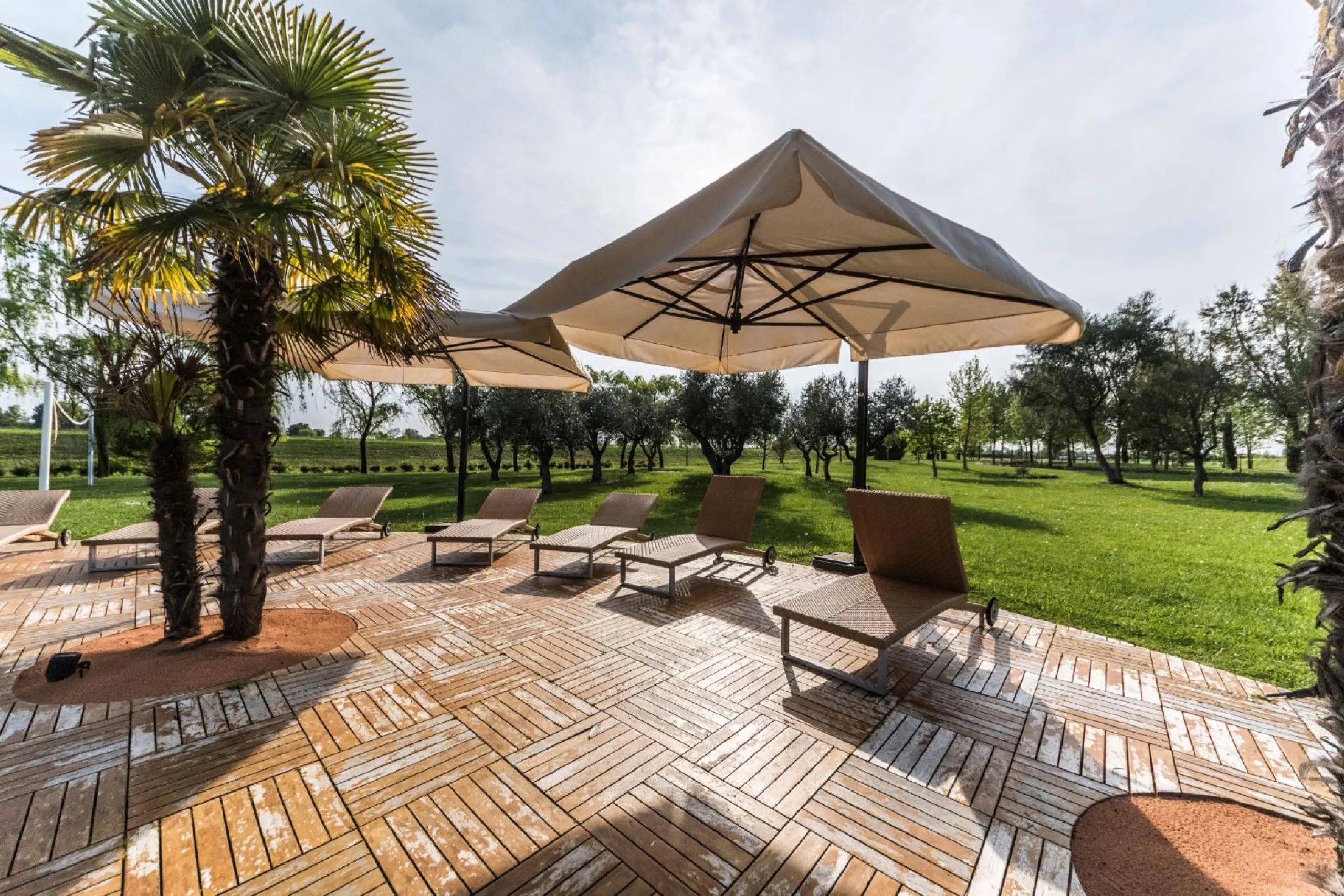 Contemporary Italian Villa Near Venice with Grand Pool and Lush Garden Grounds — photograph 5