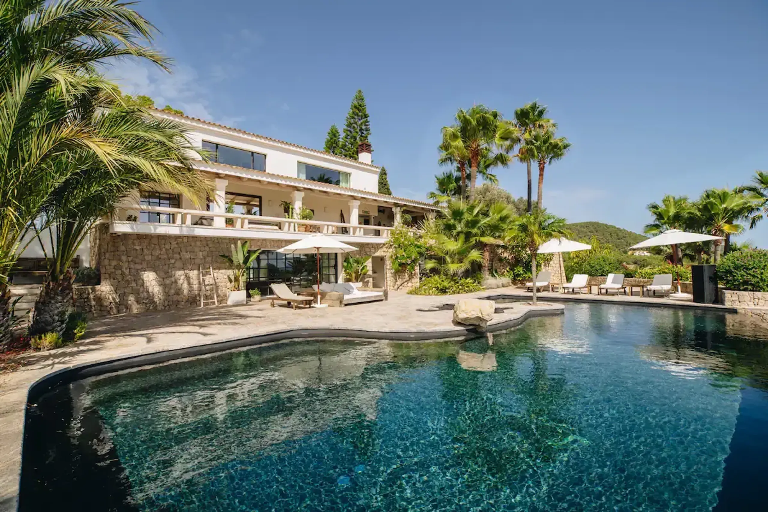 Captivating South Coast Villa with Pool and Breathtaking Views — photograph 2