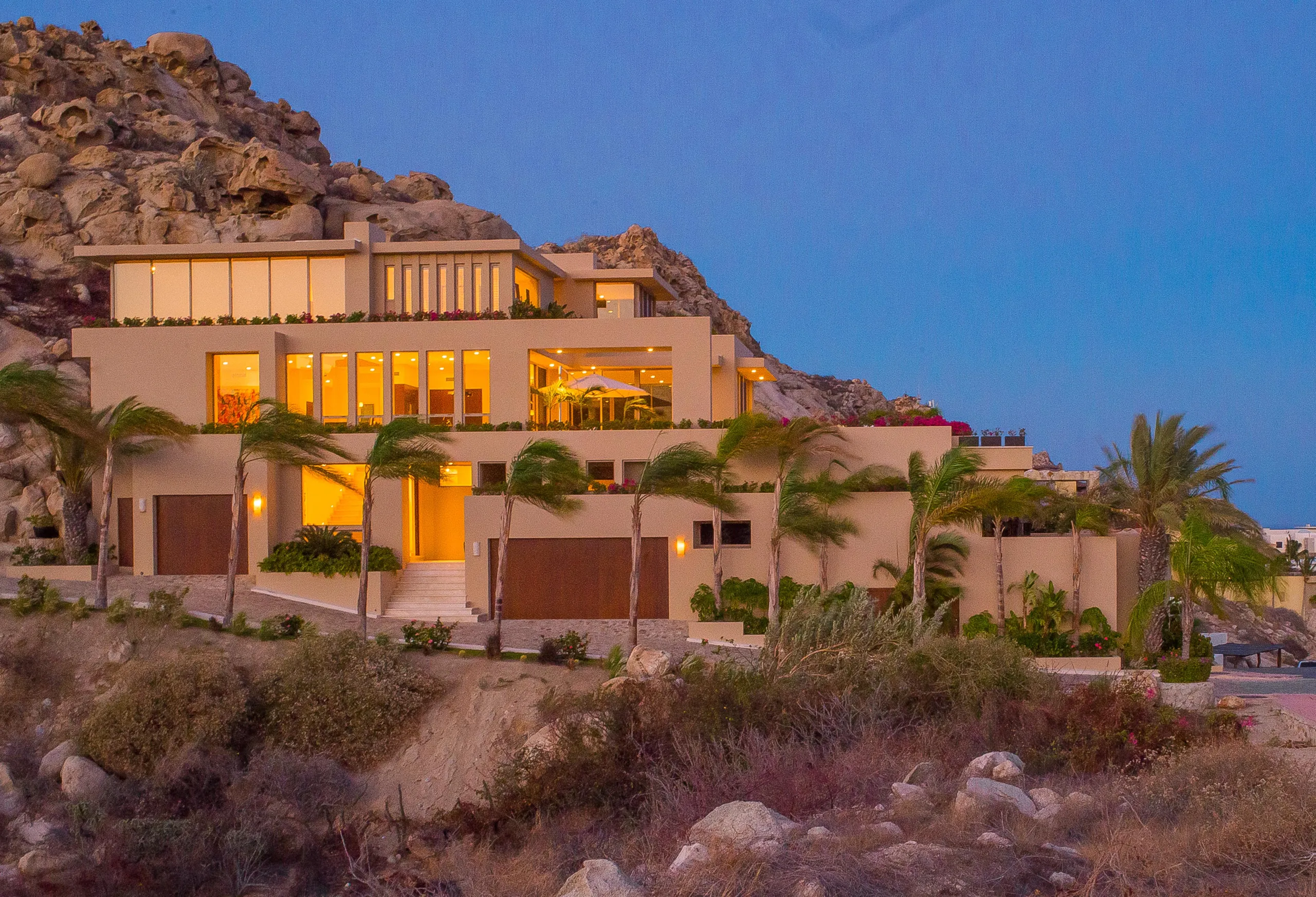 Sophisticated Contemporary Pedregal Villa with Pool and Expansive Views — photograph 3