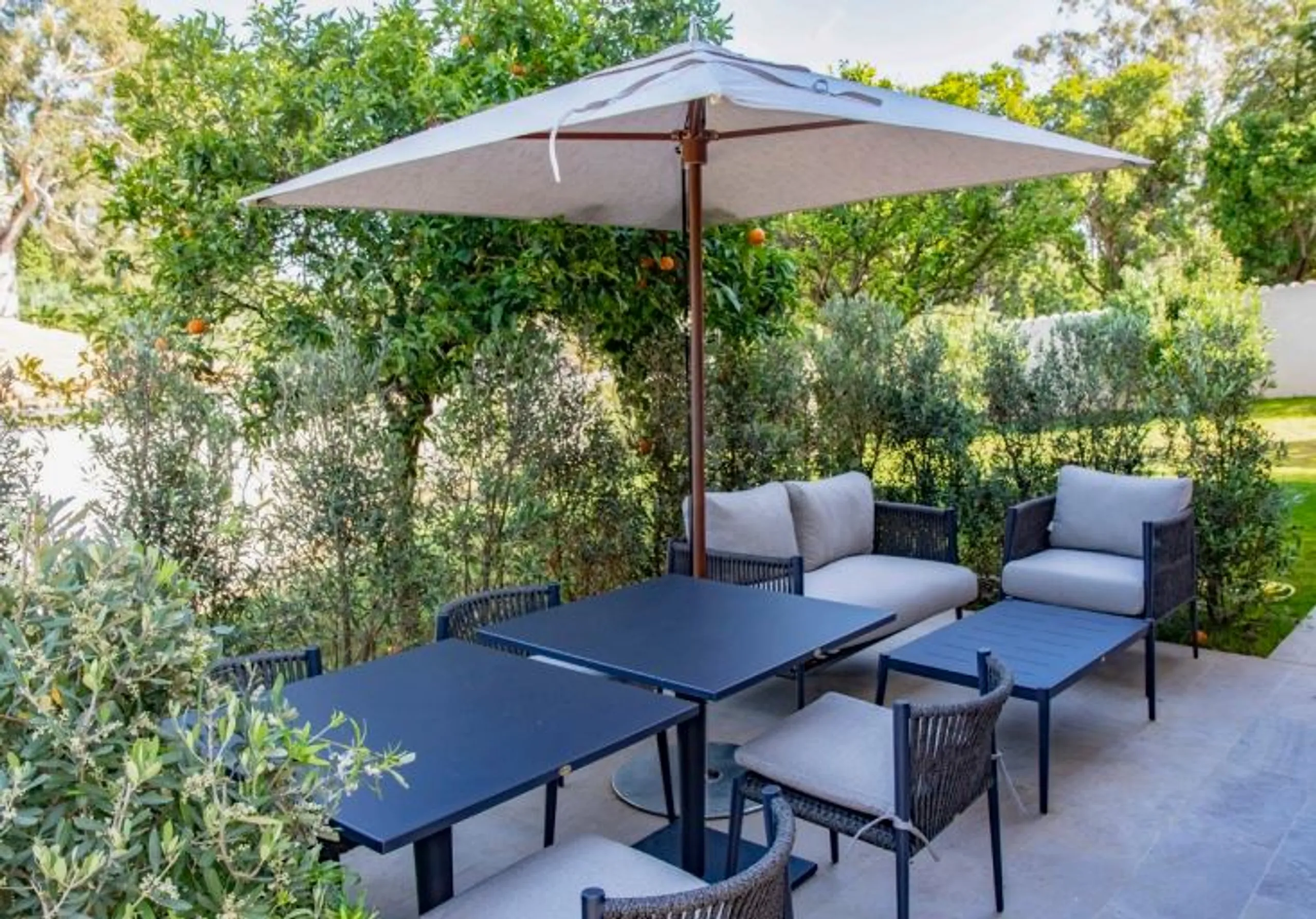 Exquisite 5BR Villa with Heated Pool and Mediterranean Garden — photograph 5