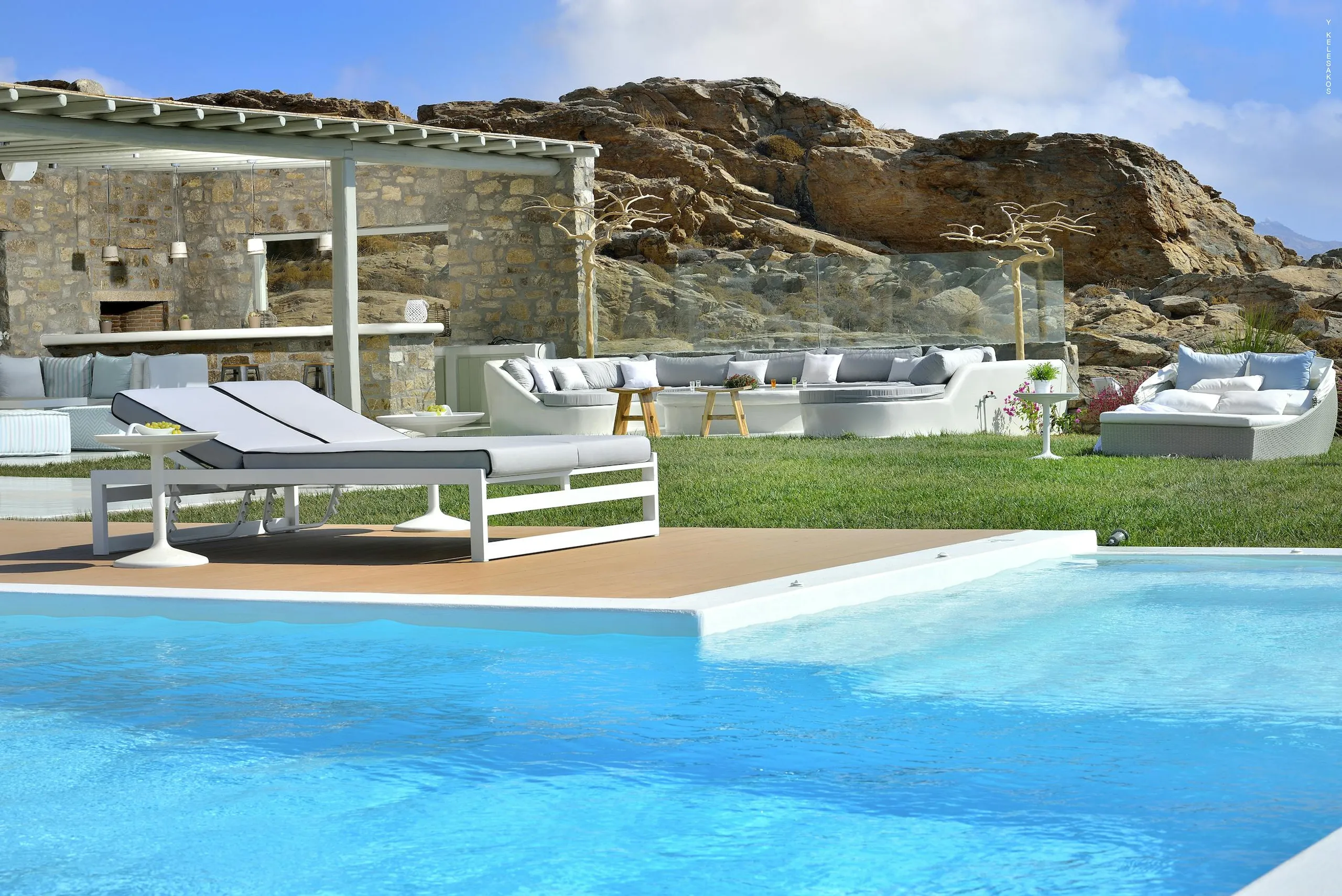 Seaside Luxury Estate with Private Pool and Jacuzzi — photograph 12