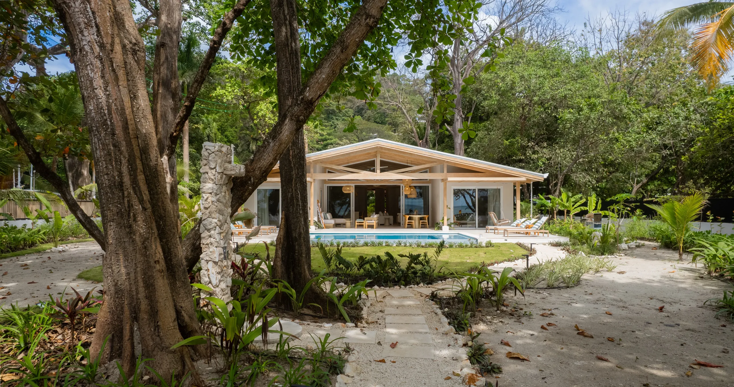 Chic Oceanfront Villa with Panoramic Views on Santa Teresa’s Golden Sands — photograph 5