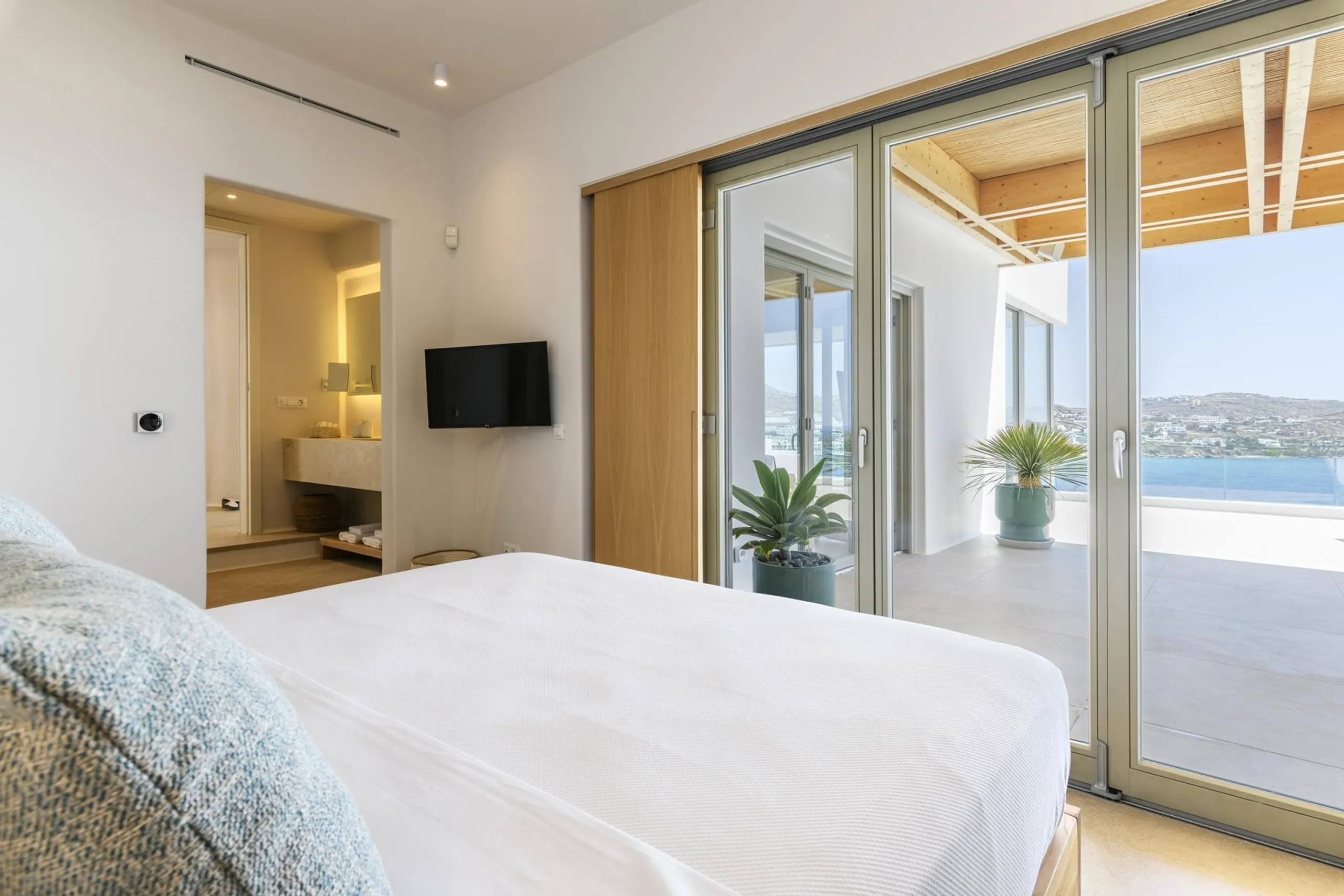 Majestic Mykonos Villa with Beautiful Pool and Sun Deck — photograph 11