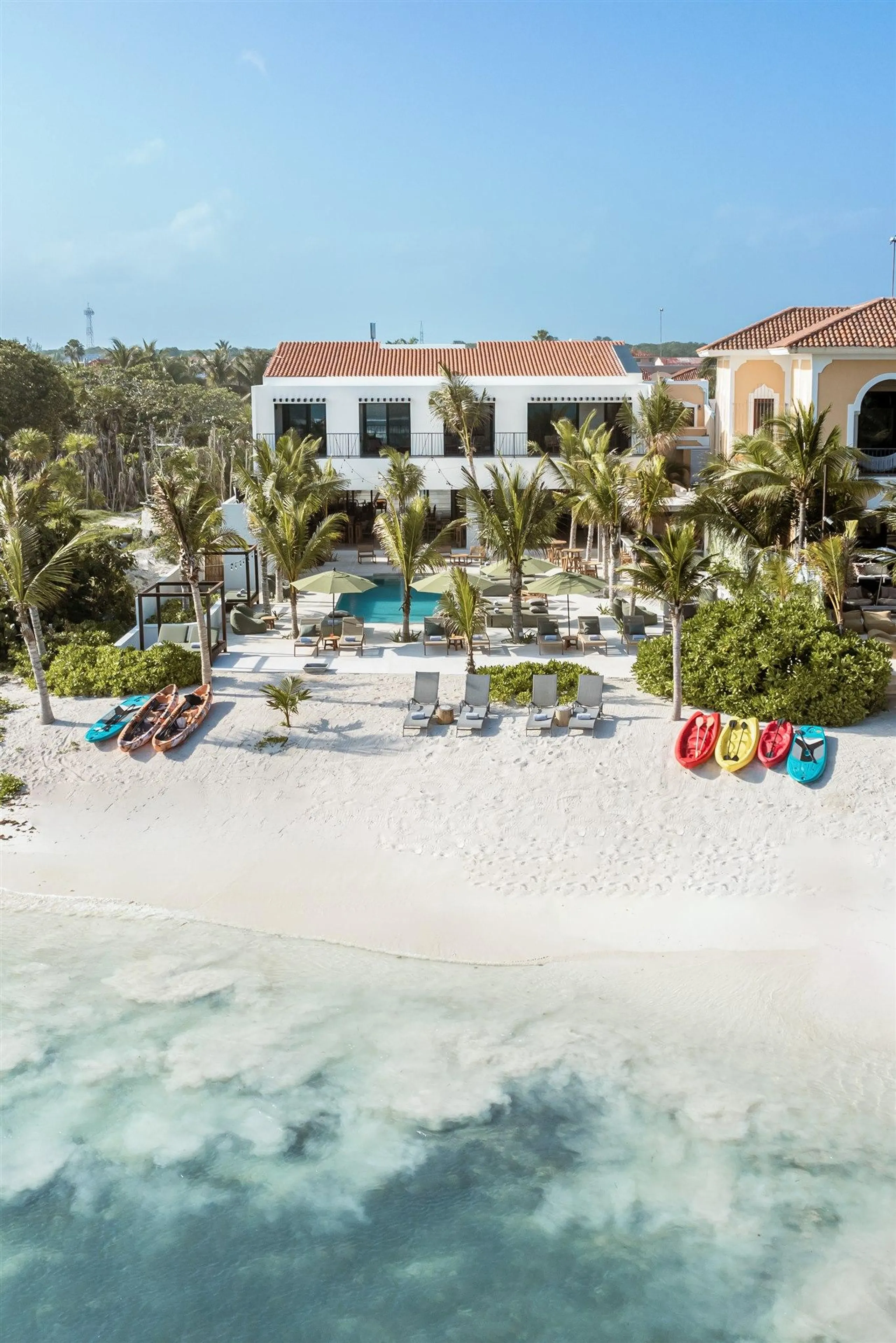 Sumptuous 12-Suite Villa with Private Pool, Bar, and Oceanfront Views — photograph 8