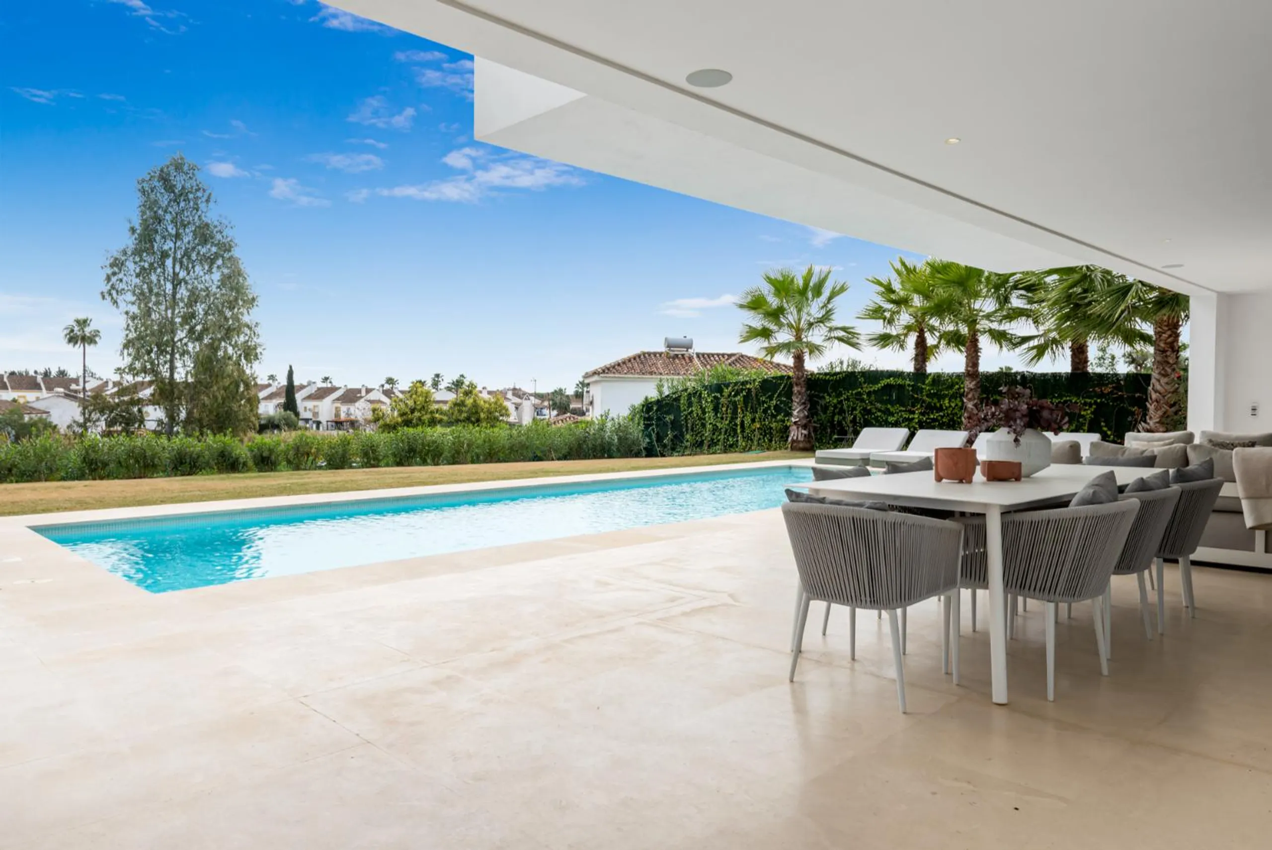 Luxurious Contemporary Marbella Villa with Pool and Garden Views — photograph 3