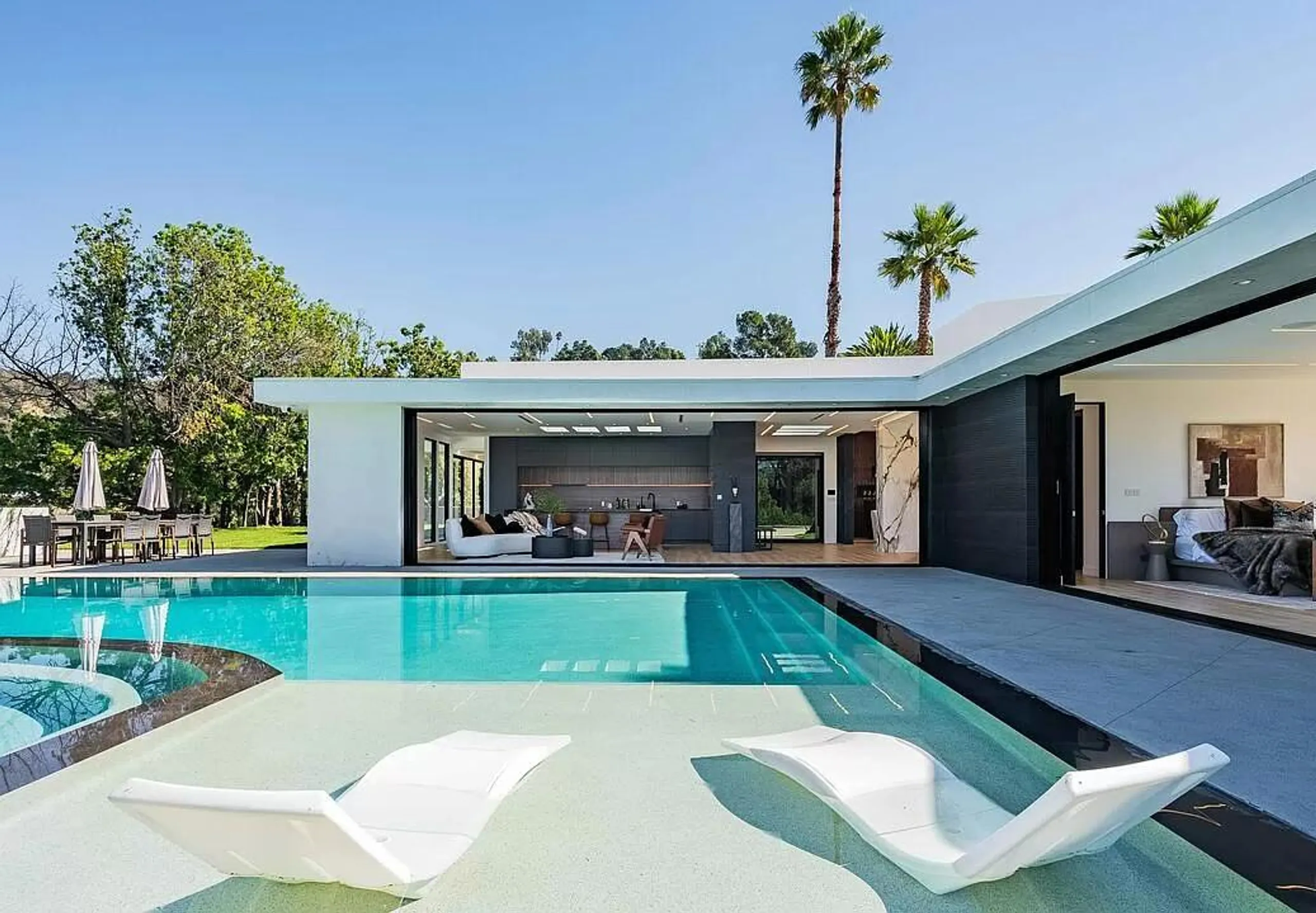 Modern Hillside Estate with Ocean Views, Los Angeles