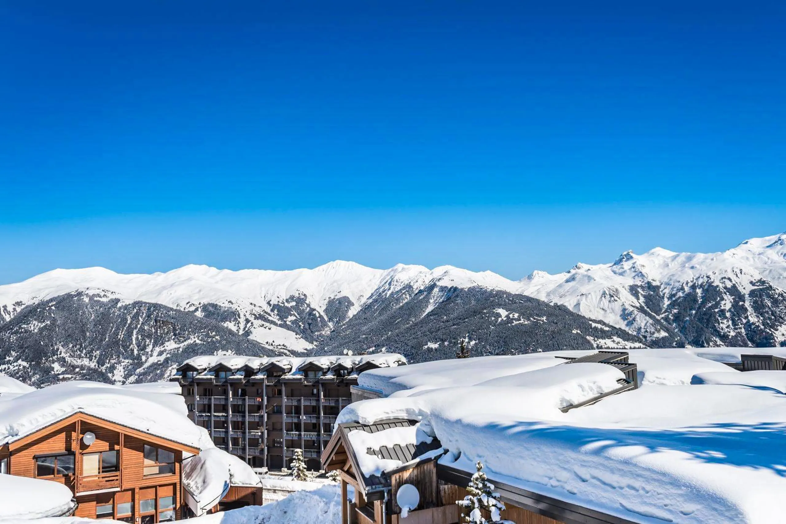 Radiant Alpine Villa with Private Pool and Breath-taking Mountain Views — photograph 7