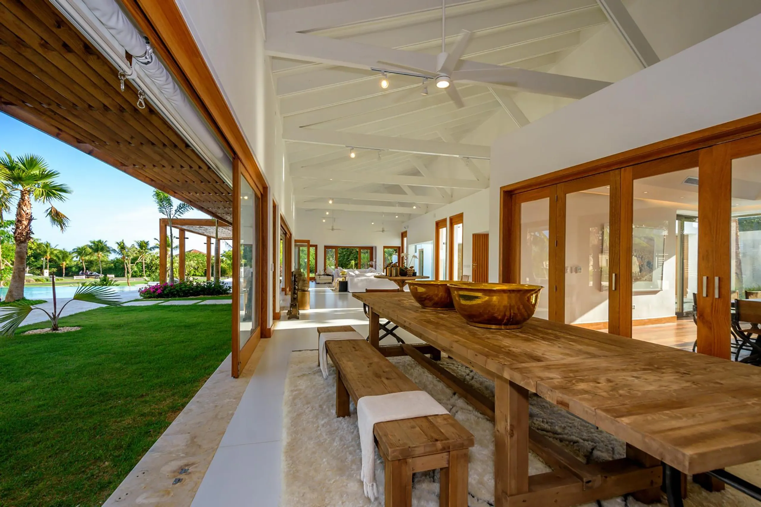 Comfortable and Luxurious Modern Retreat with Swimming Pool and Golf Course Views — photograph 10