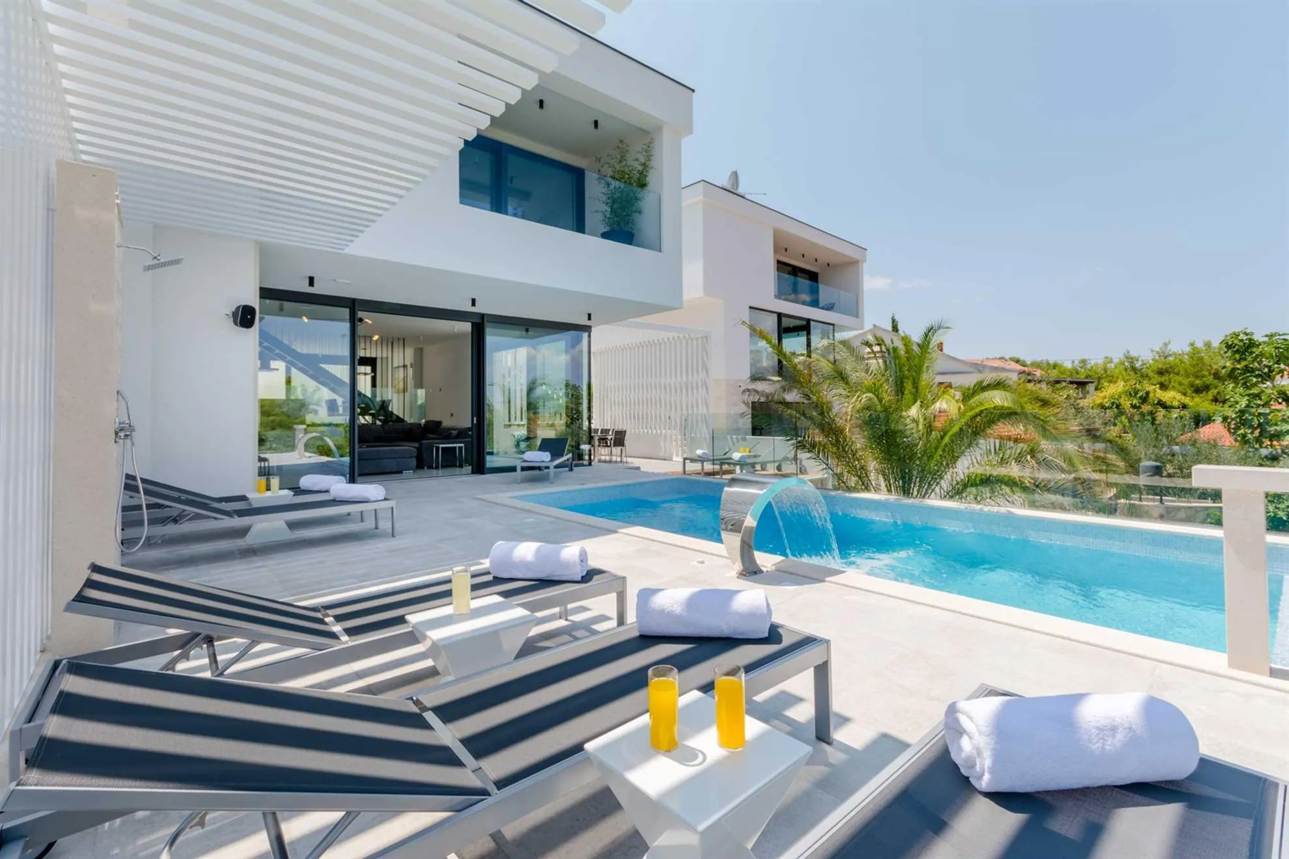 Phenomenal Contemporary Villa with Private Pool and Stunning Sea View — photograph 5
