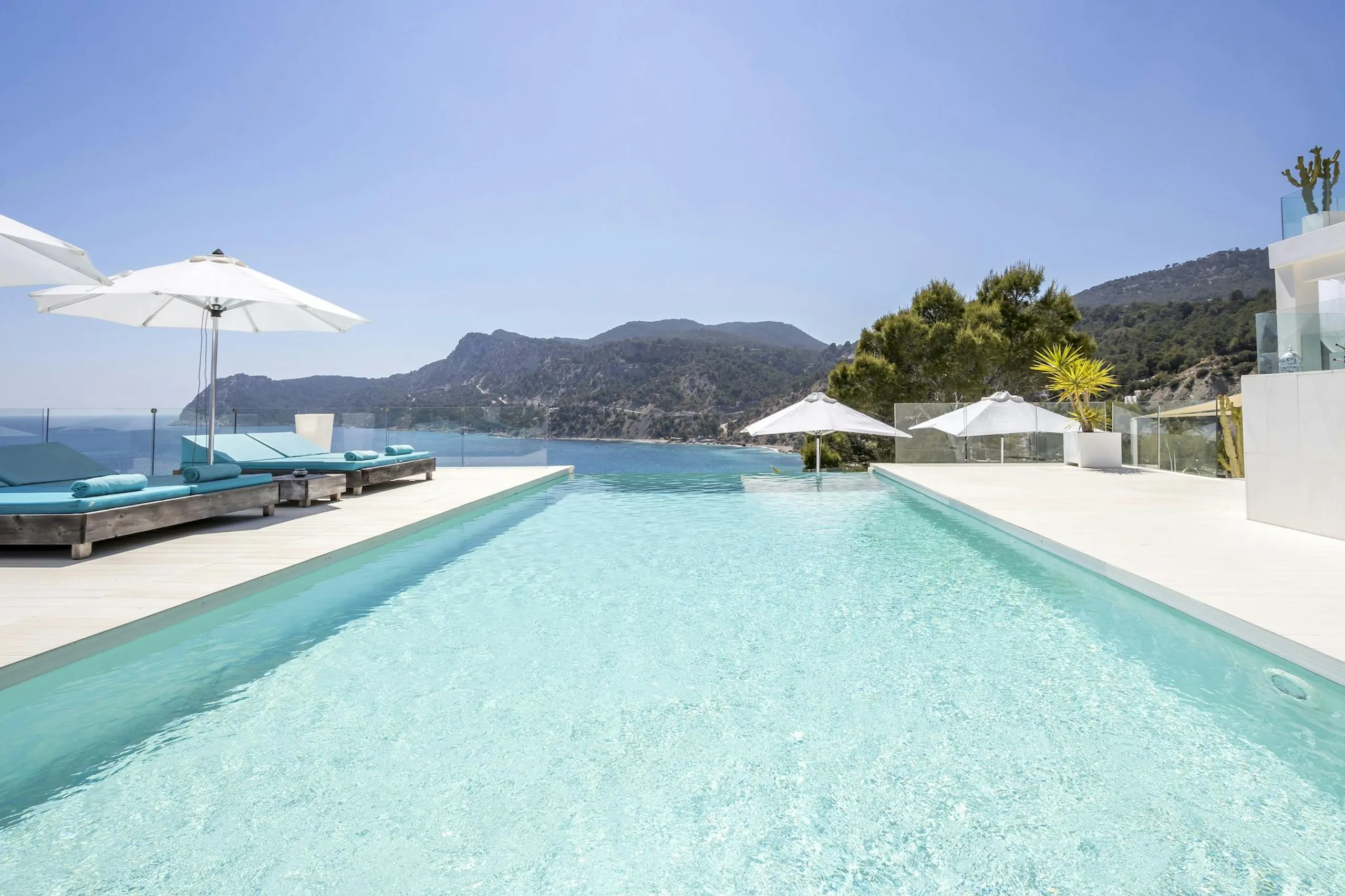 Invigorating Ibiza Estate with Private Pool and Ocean Views — photograph 5