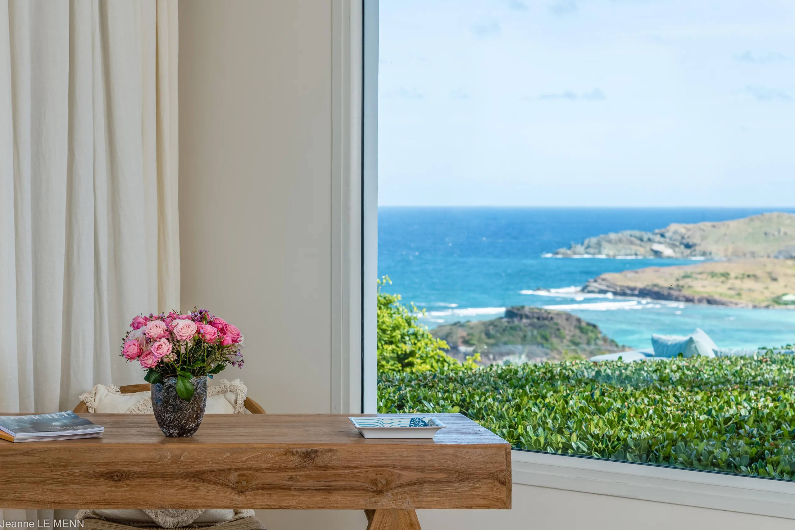Elegant Seaview Villa with Infinity Pool and Walks to Beach — photograph 8