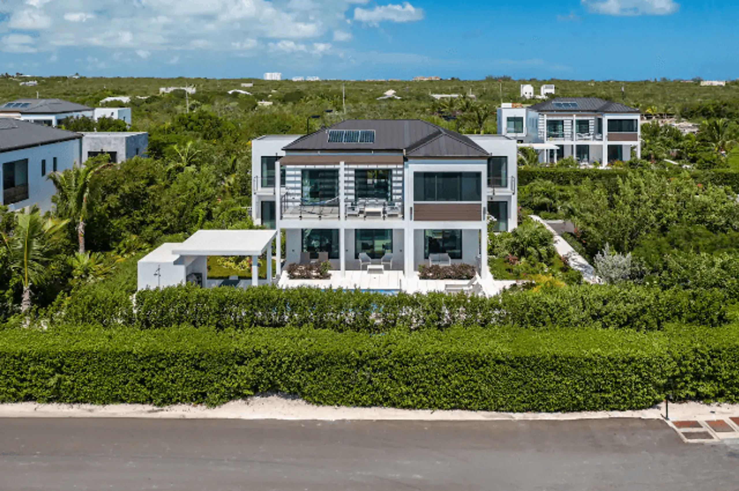 Modern Styled Villa with Private Pool and Direct Private Access to Long Bay Beach — photograph 4