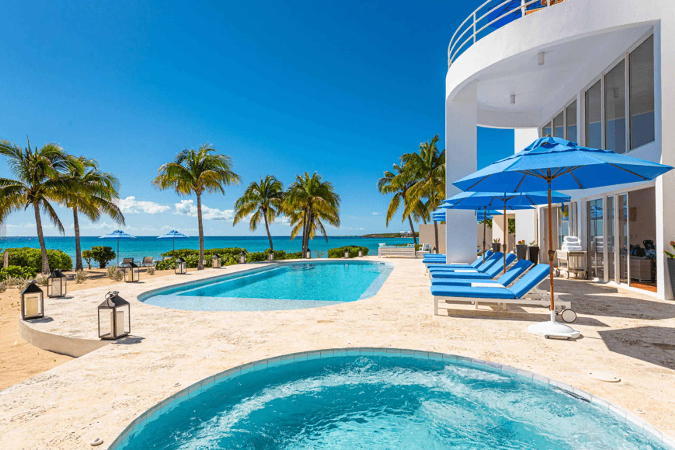Grandiose Blue Bay Estate with Beachfront Access — photograph 12