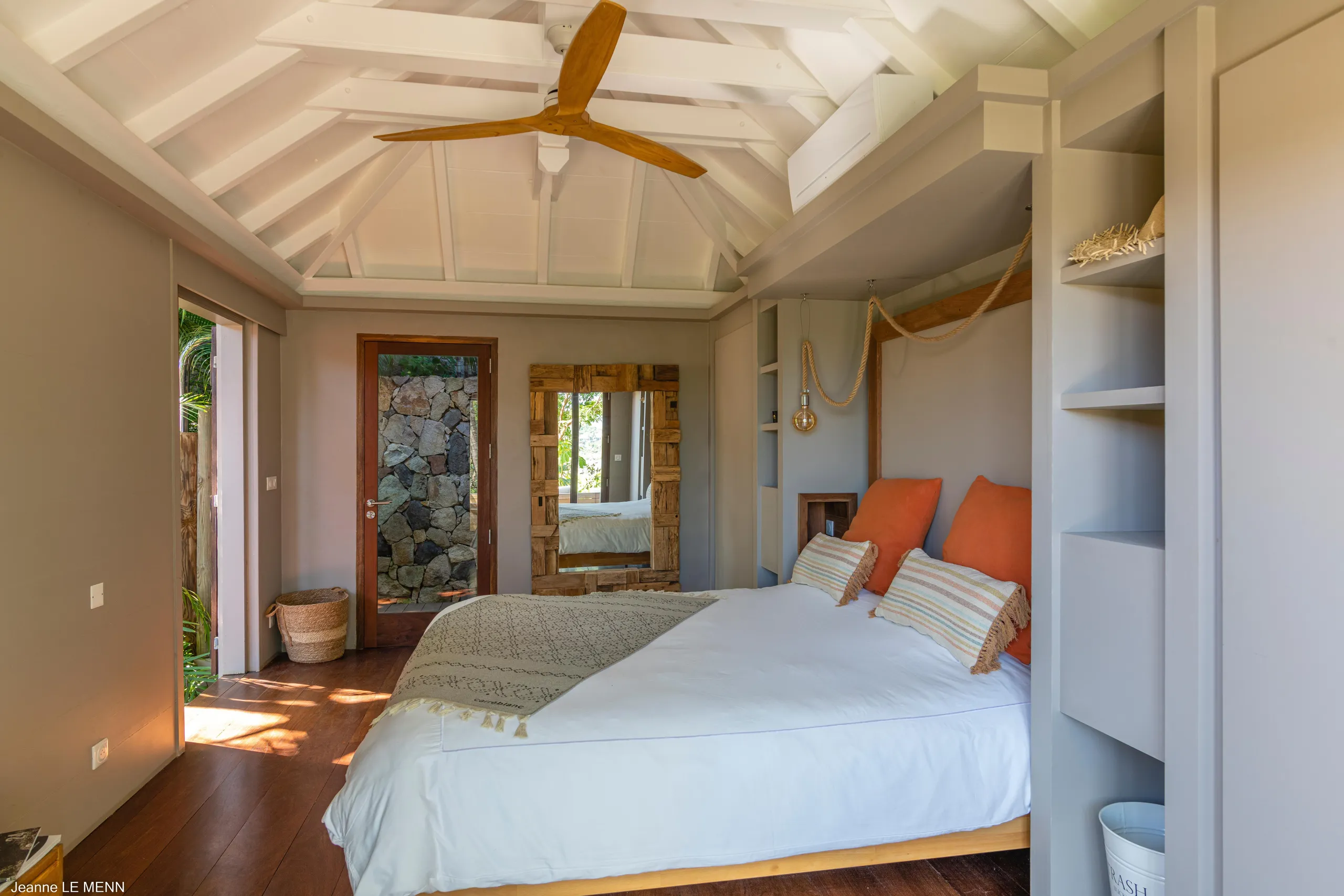 Luxurious Beachside Bungalow with Private Pool and Ocean Views — photograph 9