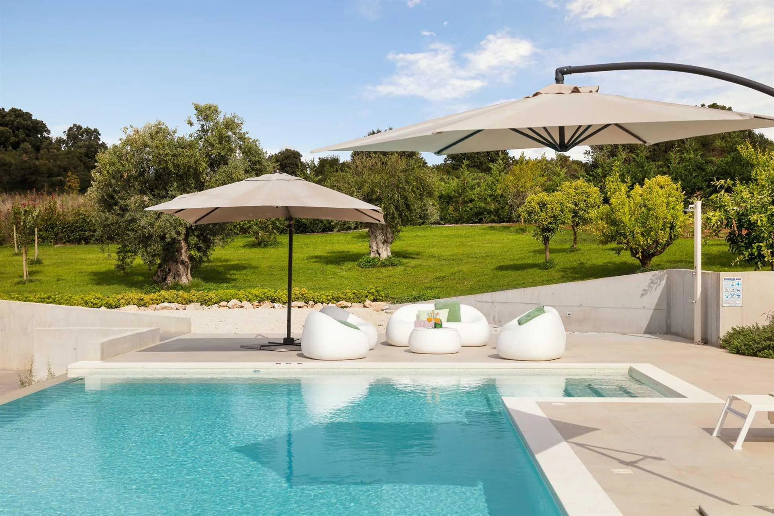 Luxurious Villa with Heated Pool and Stunning Views — photograph 11