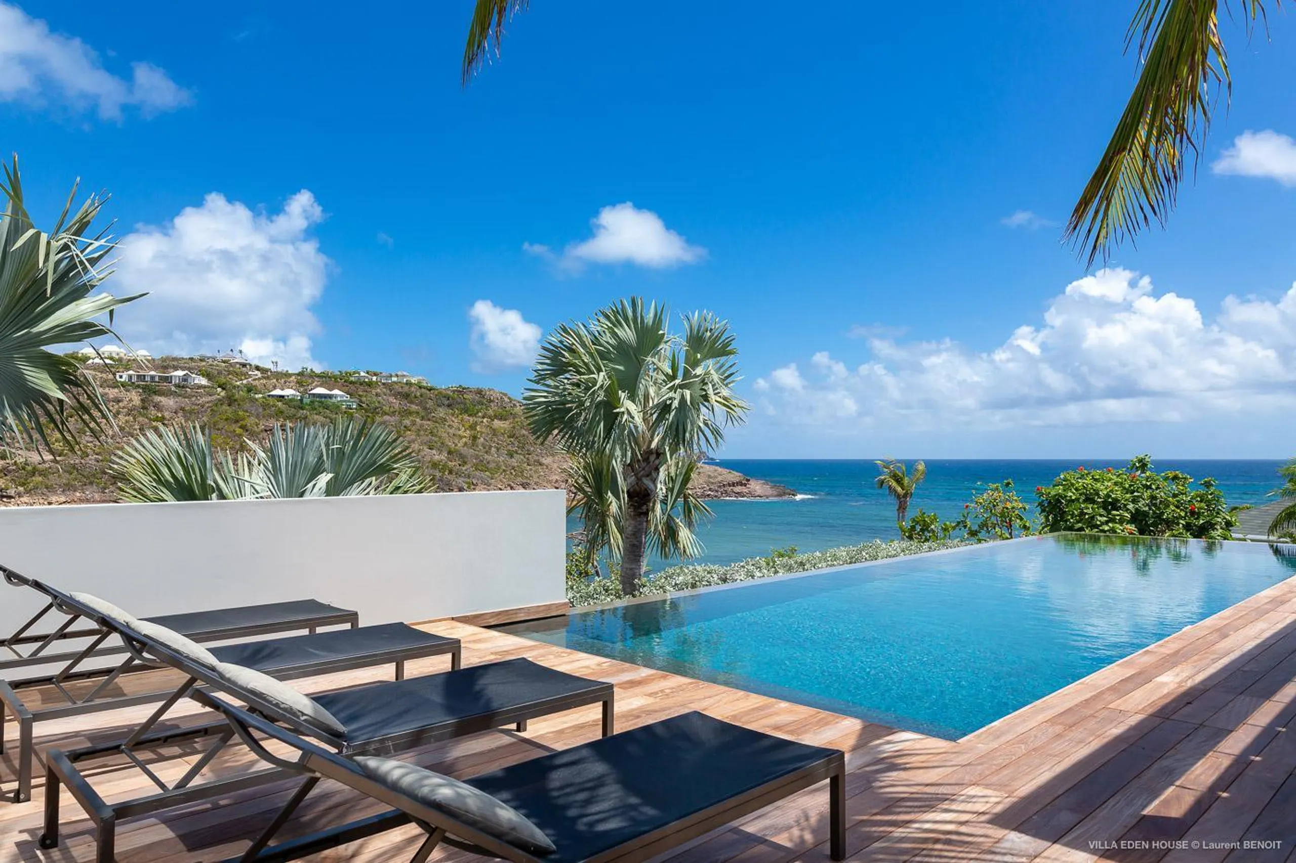 Sophisticated Seaside Villa with Infinity Pool and Walks to Beach — photograph 5