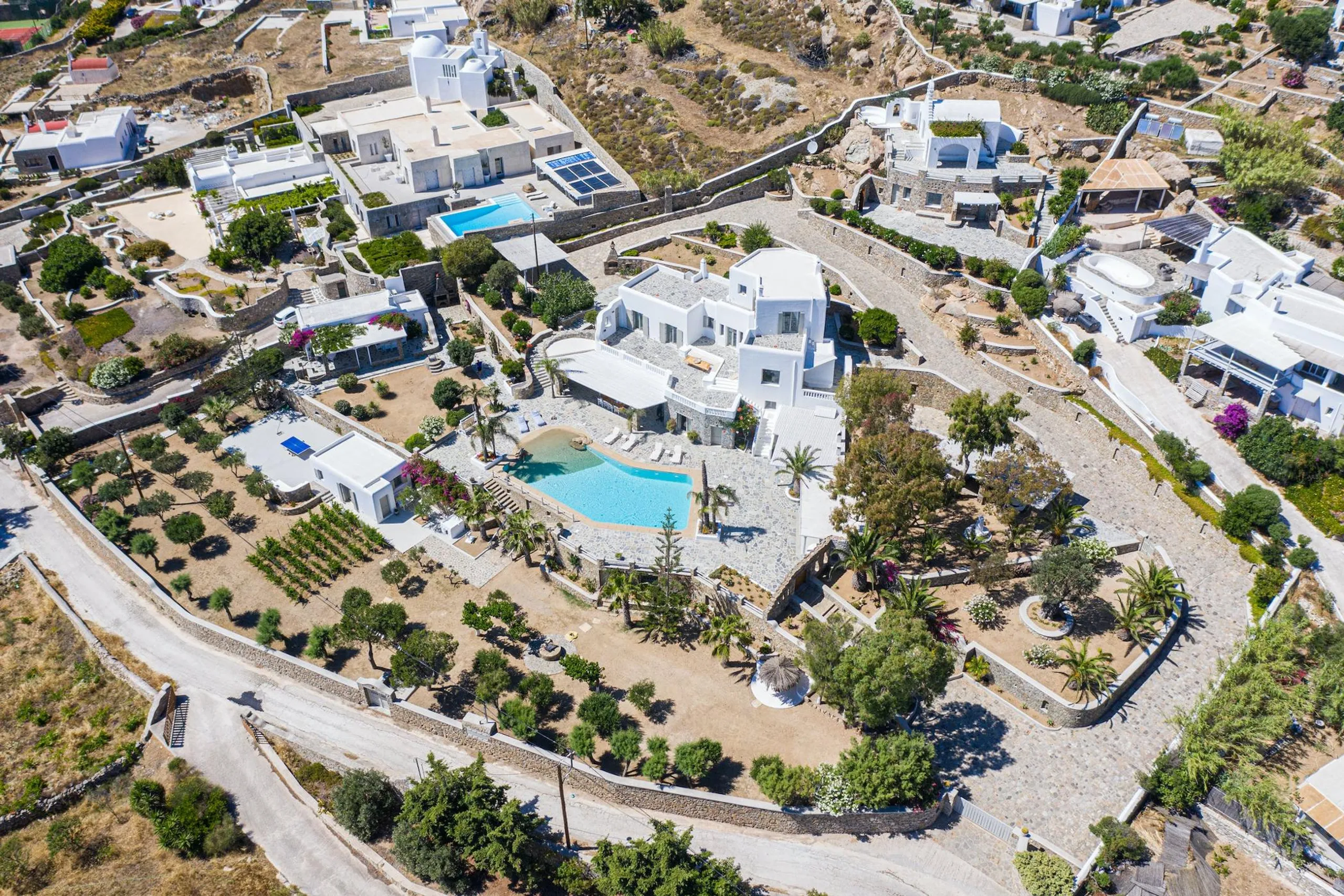 Refined Mykonos Paradise Estate with Private Pool and Outdoor Kitchen — photograph 4