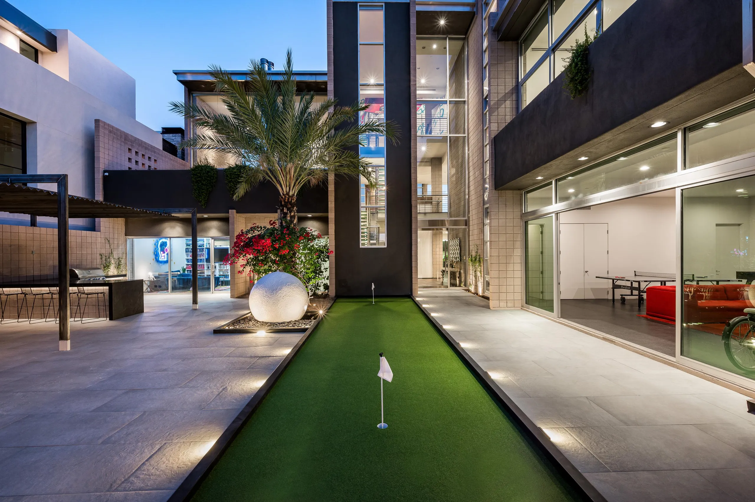 Architectural Masterpiece in Scottsdale with Private Pool and 10,000 Sq. Ft. of Elegance — photograph 8