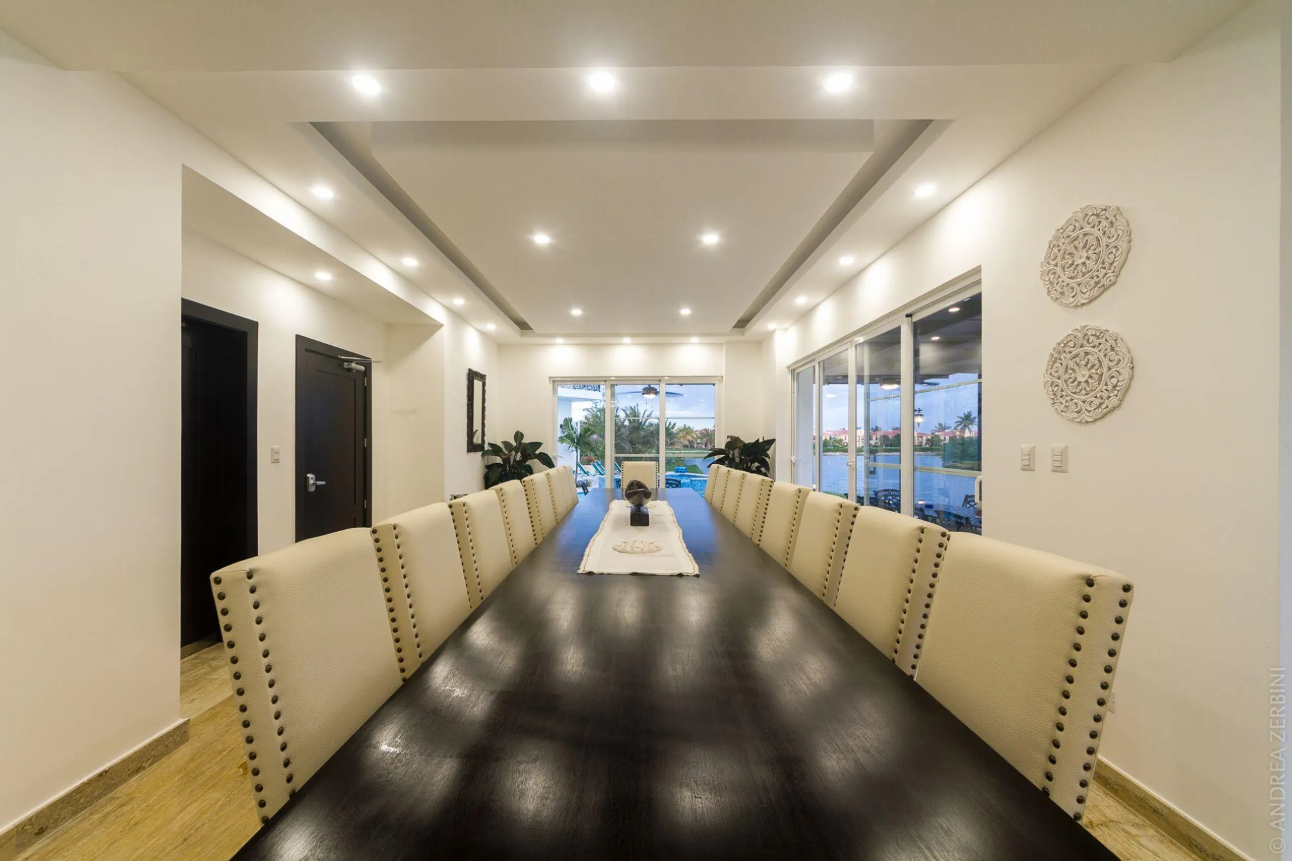 Majestic State of the Art Villa with Private Heated Pool, Jacuzzi and Lake Views — photograph 11