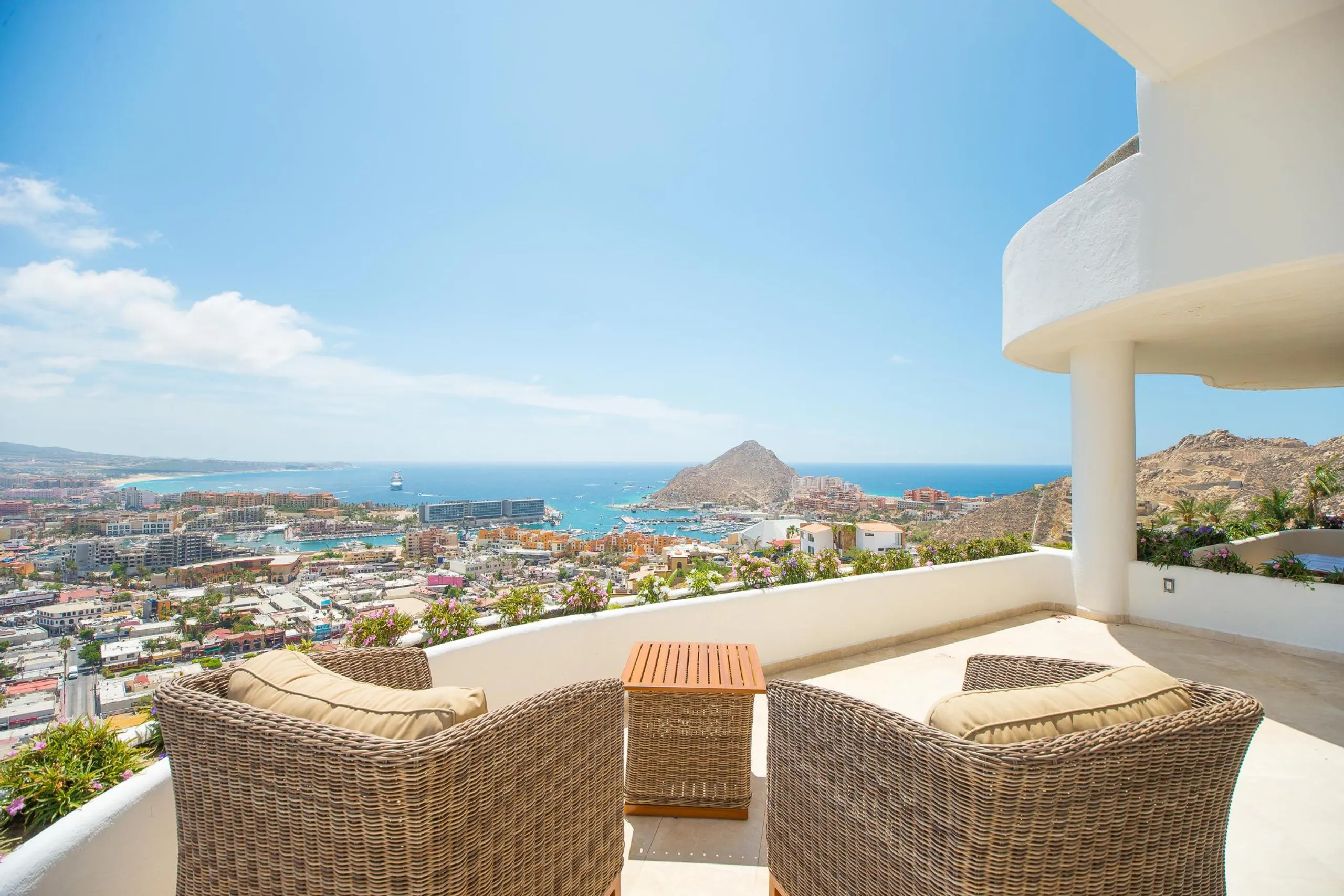 Stunning Cabo San Lucas Villa with Infinity Edge Pool and Jacuzzi — photograph 8