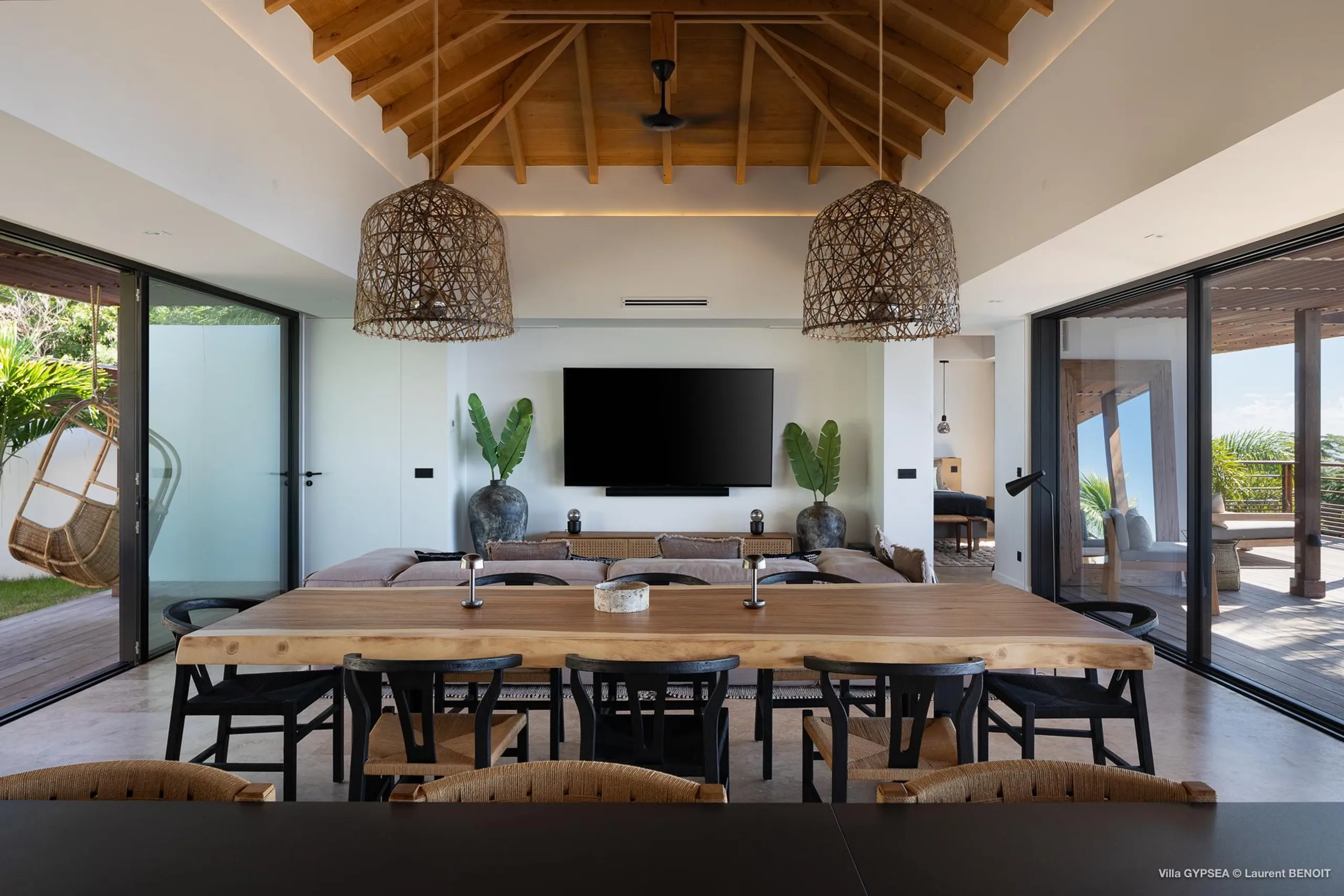 Sophisticated Seaview Estate with Infinity Pool and Sun Deck — photograph 6