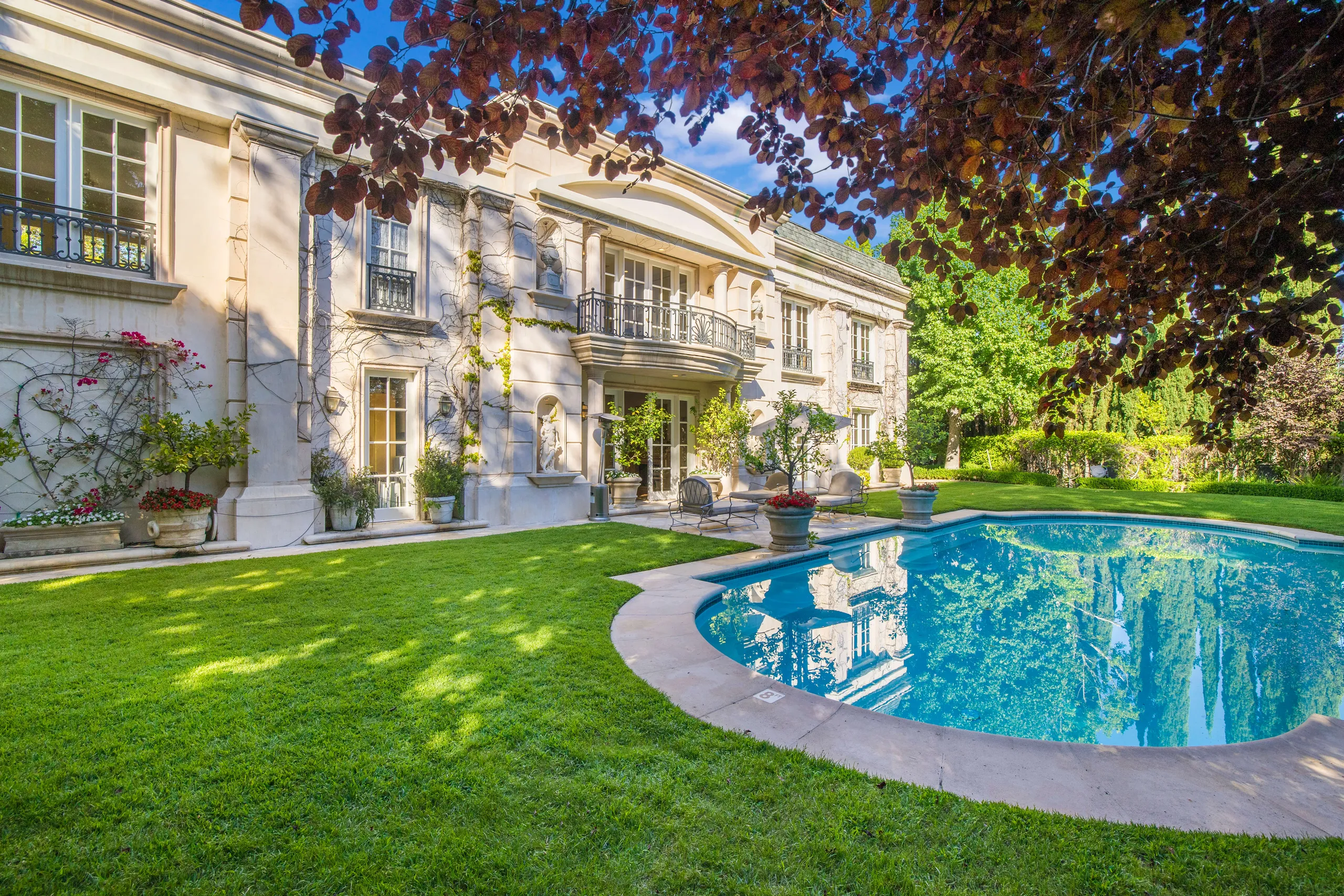 Beverly Hills 6BR French Mediterranean Villa with Private Pool and Gardens — photograph 2