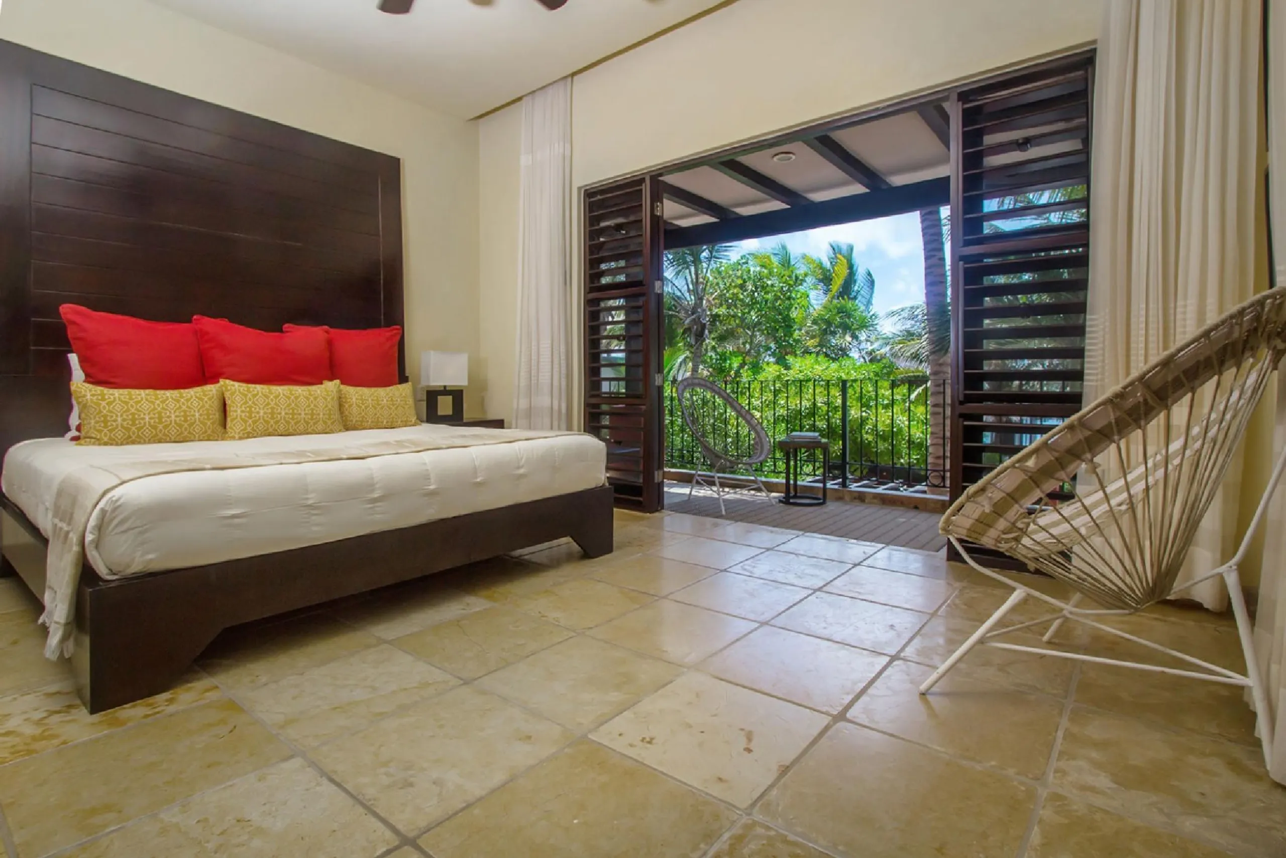 Exquisite Lush Tropical Soliman Bay Oceanfront Estate with Private Beach and Grand Pool — photograph 10