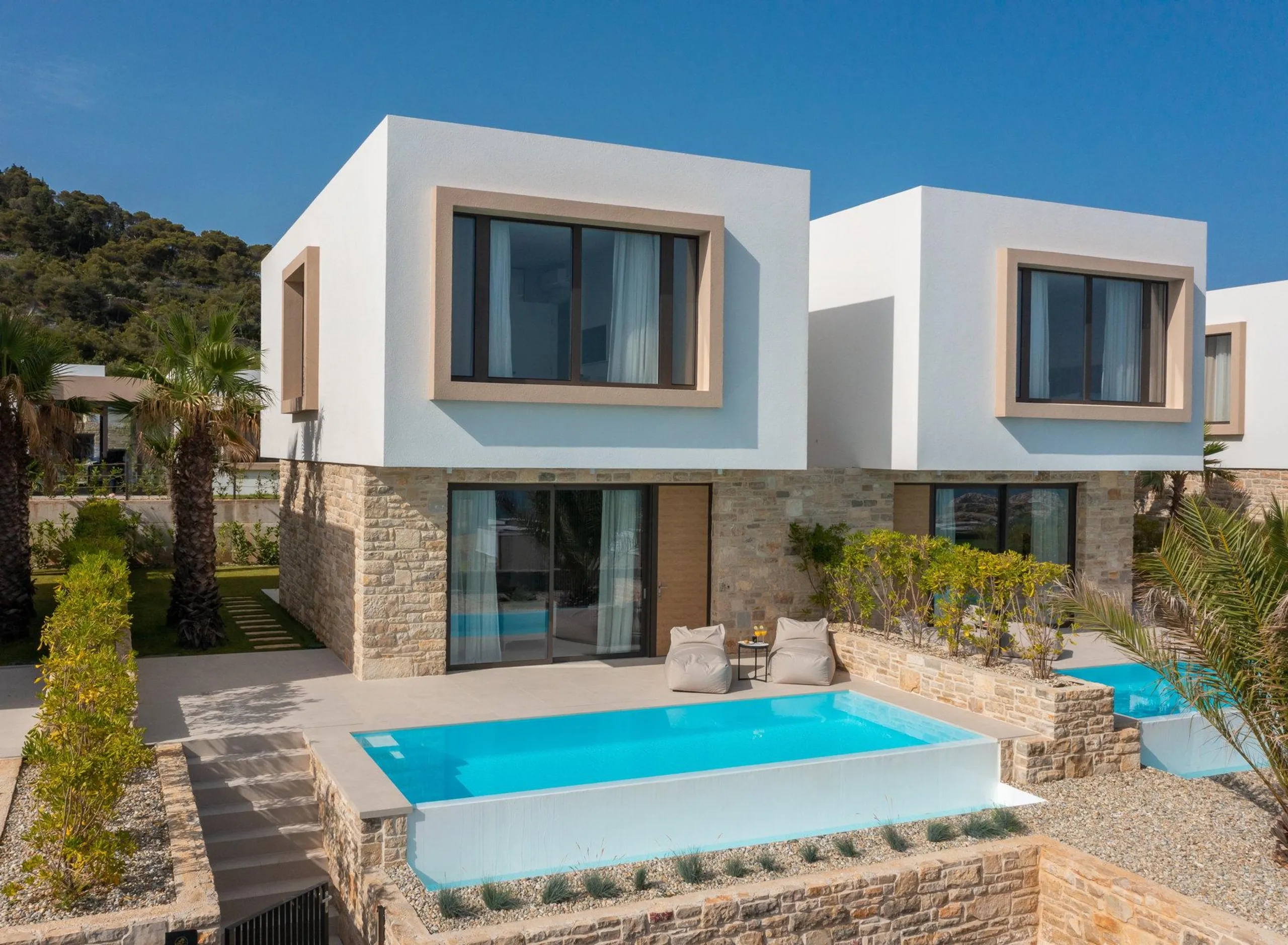 Gleaming Villa with Pool with Endless Sea on the Horizon — photograph 8