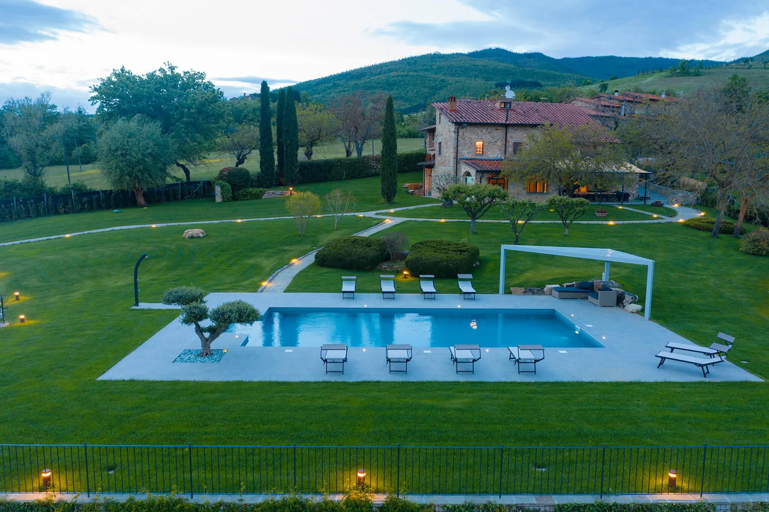 Spacious Tuscan Stone Villa with Pool, Garden, and Scenic Views — photograph 3