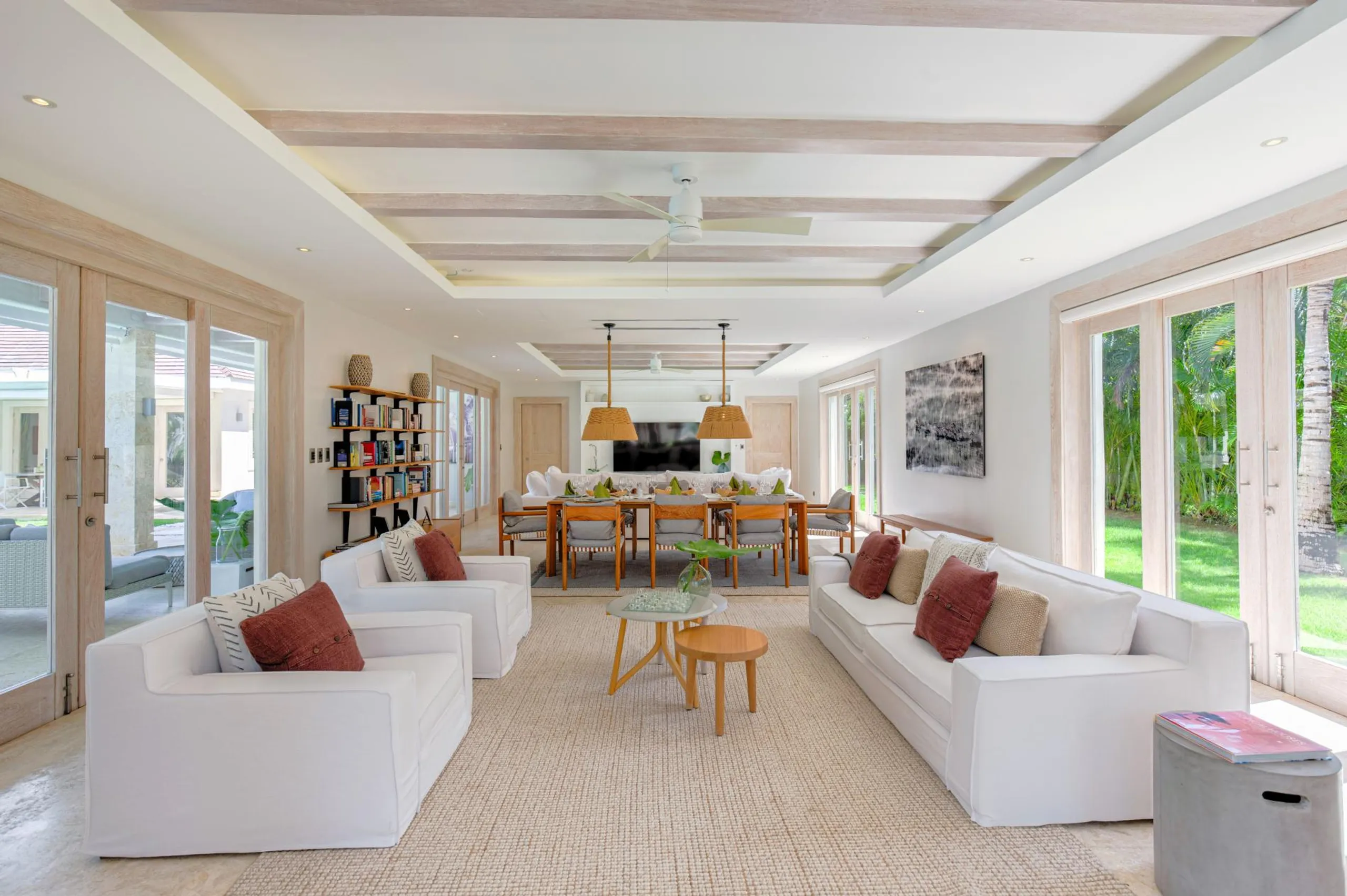 Gorgeous 6-Bedroom Villa with Private Pool Golf Course Views and Stunning Outdoor Spaces — photograph 6