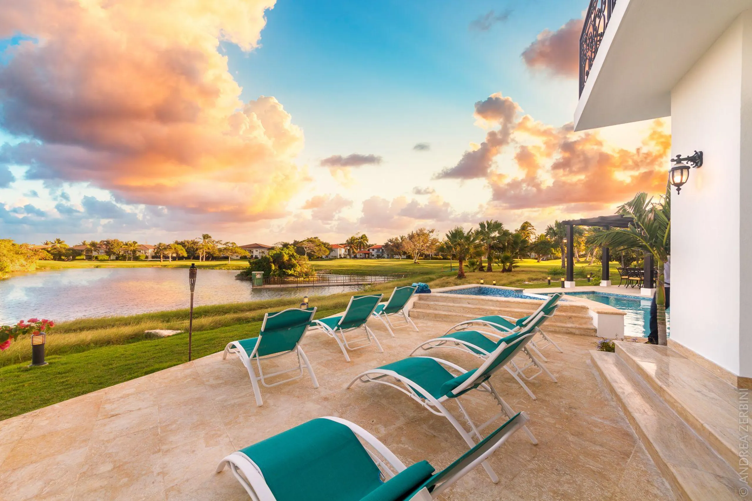 Majestic State of the Art Villa with Private Heated Pool, Jacuzzi and Lake Views — photograph 5